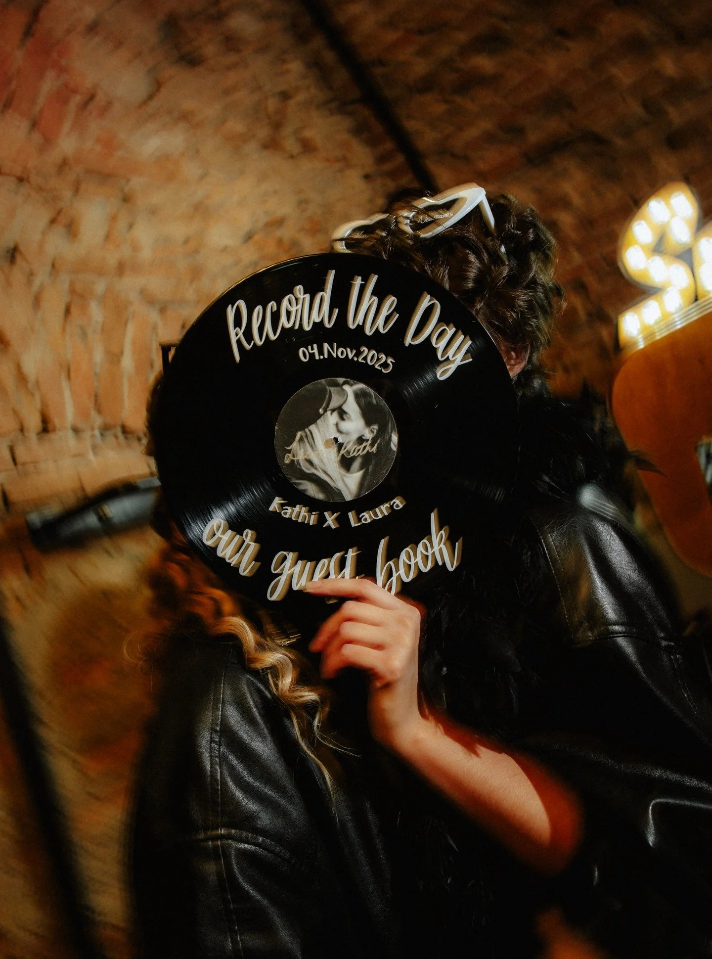 This was a unique project outside our usual style &mdash; a different vibe for us: black vinyl, deep purples, and a darker, bolder spirit.
After brainstorming with @stephanie_hochzeitsplanung, the stationery concept took shape and felt unexpectedly r