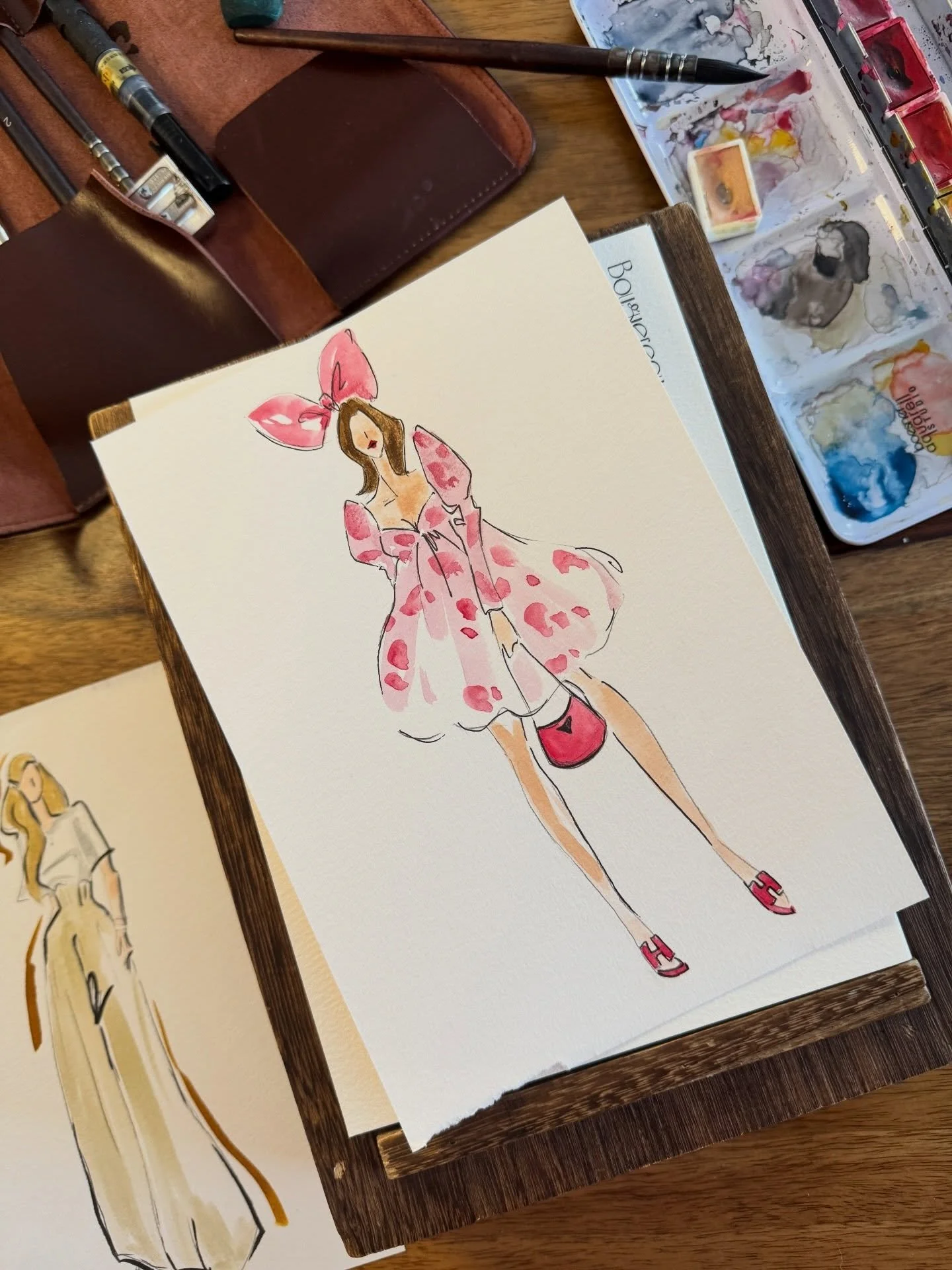 Kleine Update:
Wir arbeiten gerade an neuen Verpackungen f&uuml;r unsere individuellen Commission Pieces &ndash; sie sollen genauso besonders sein wie eure Illustrationen 💕

Mehr Infos zu Kommissionen findet ihr auf unserer Website.
Link in bio
⸻

W