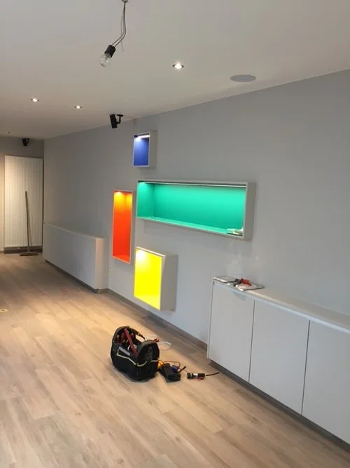 Felle kleuren op witte muur