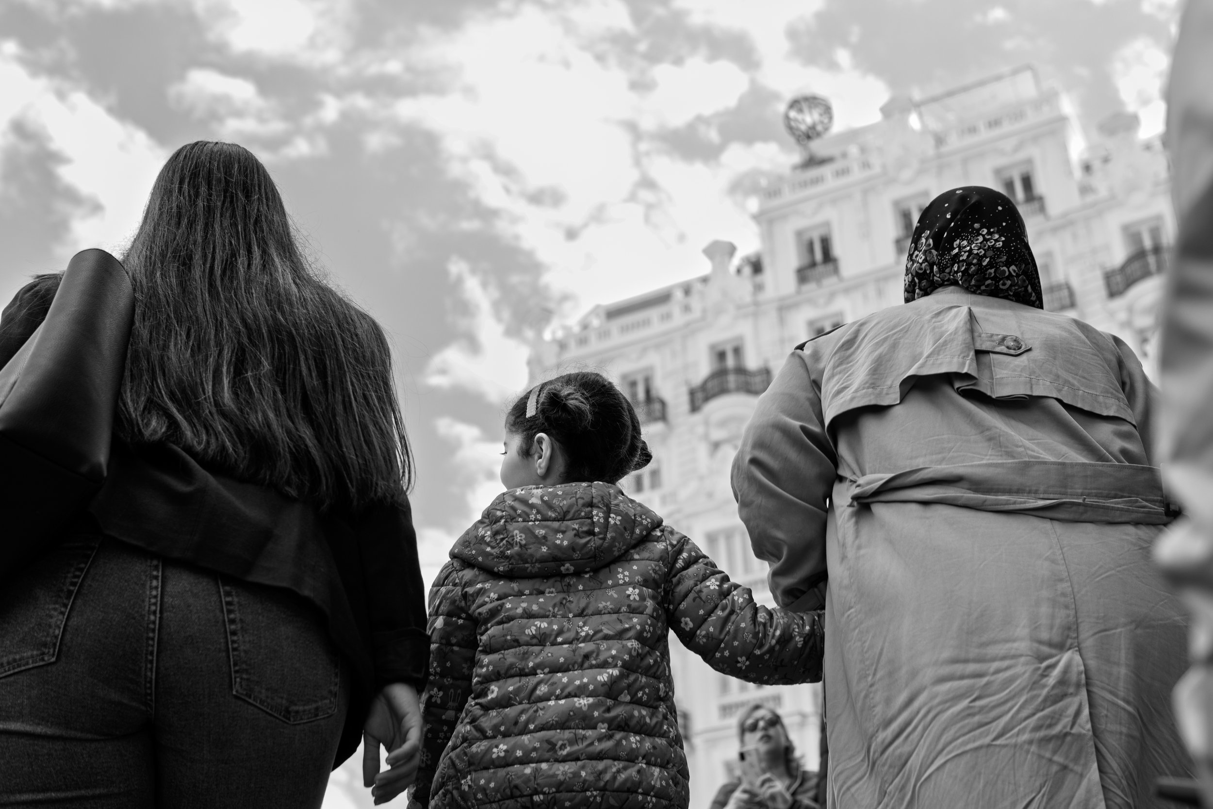 "Hacia arriba". Entre gigantes y edificios, esta pequeña encuentra su propio horizonte mirando hacia arriba, no hacia adelante.