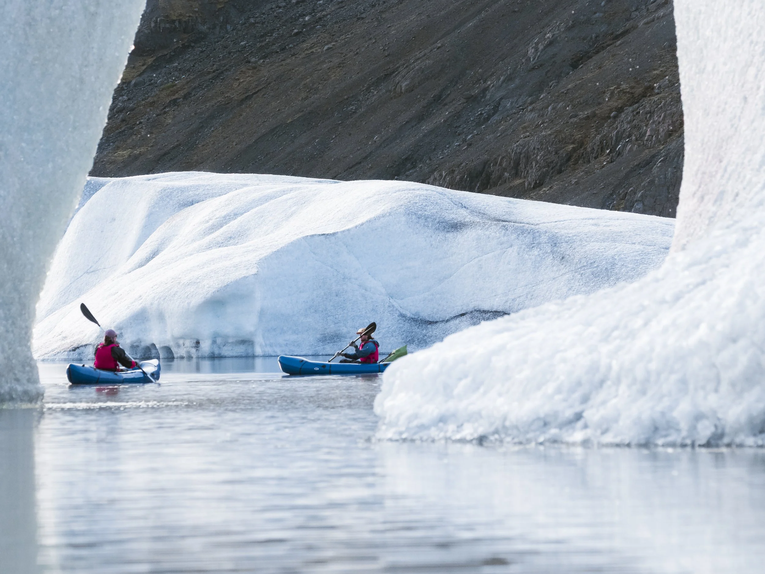 Kayaking next to big icebergs in Heinabersglón