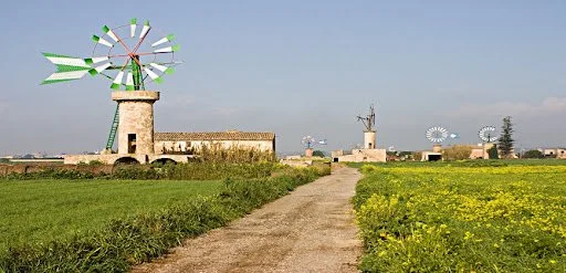 Eine Windmühle zur Wassergewinnung auf Mallorca