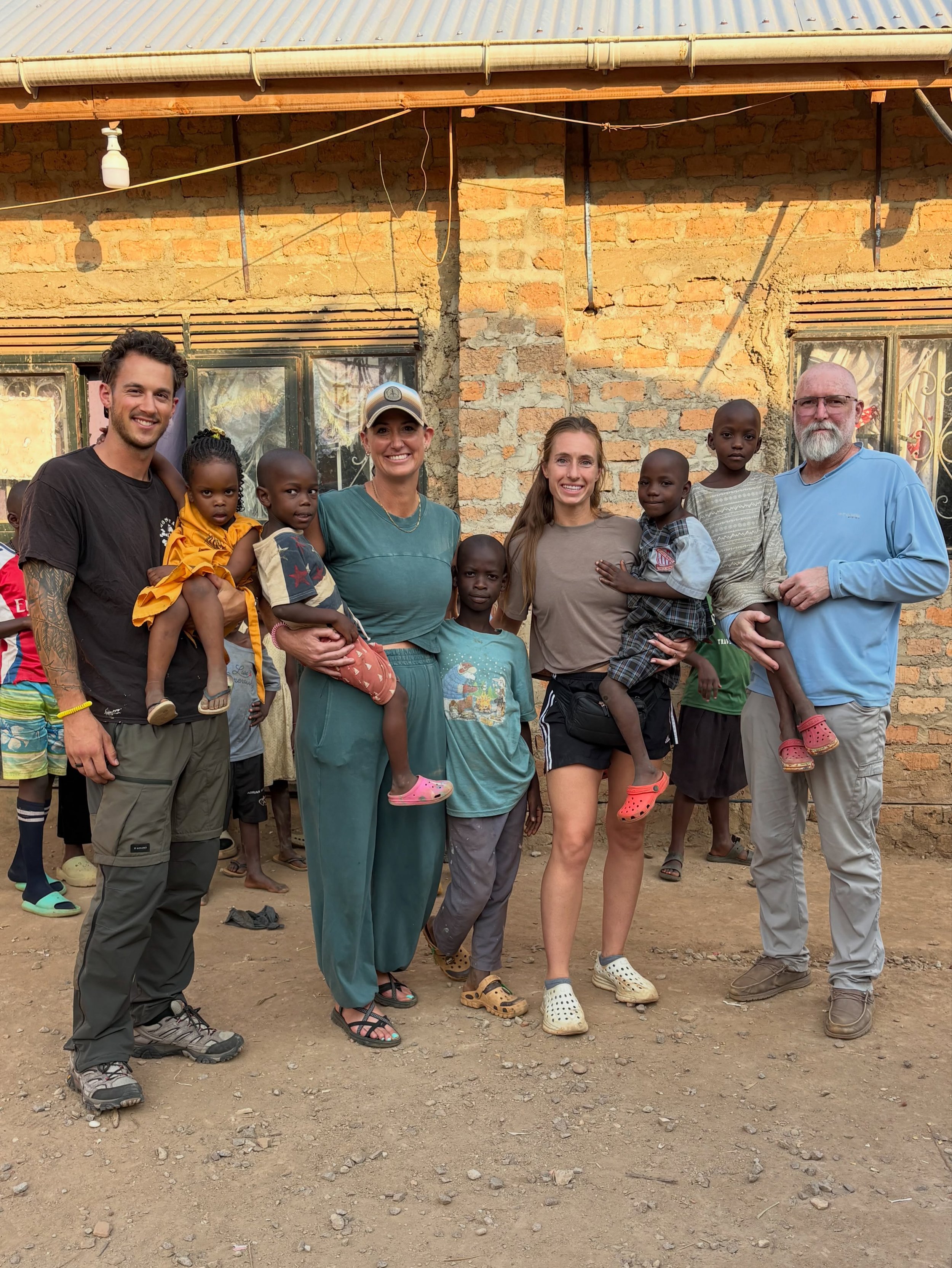 Welcome to Uganda @aliciadawn777 and Nathan! Our kids are so happy to receive you! 

#africavolunteer #volunteeruganda #ugandaorphanage #africaorphanage