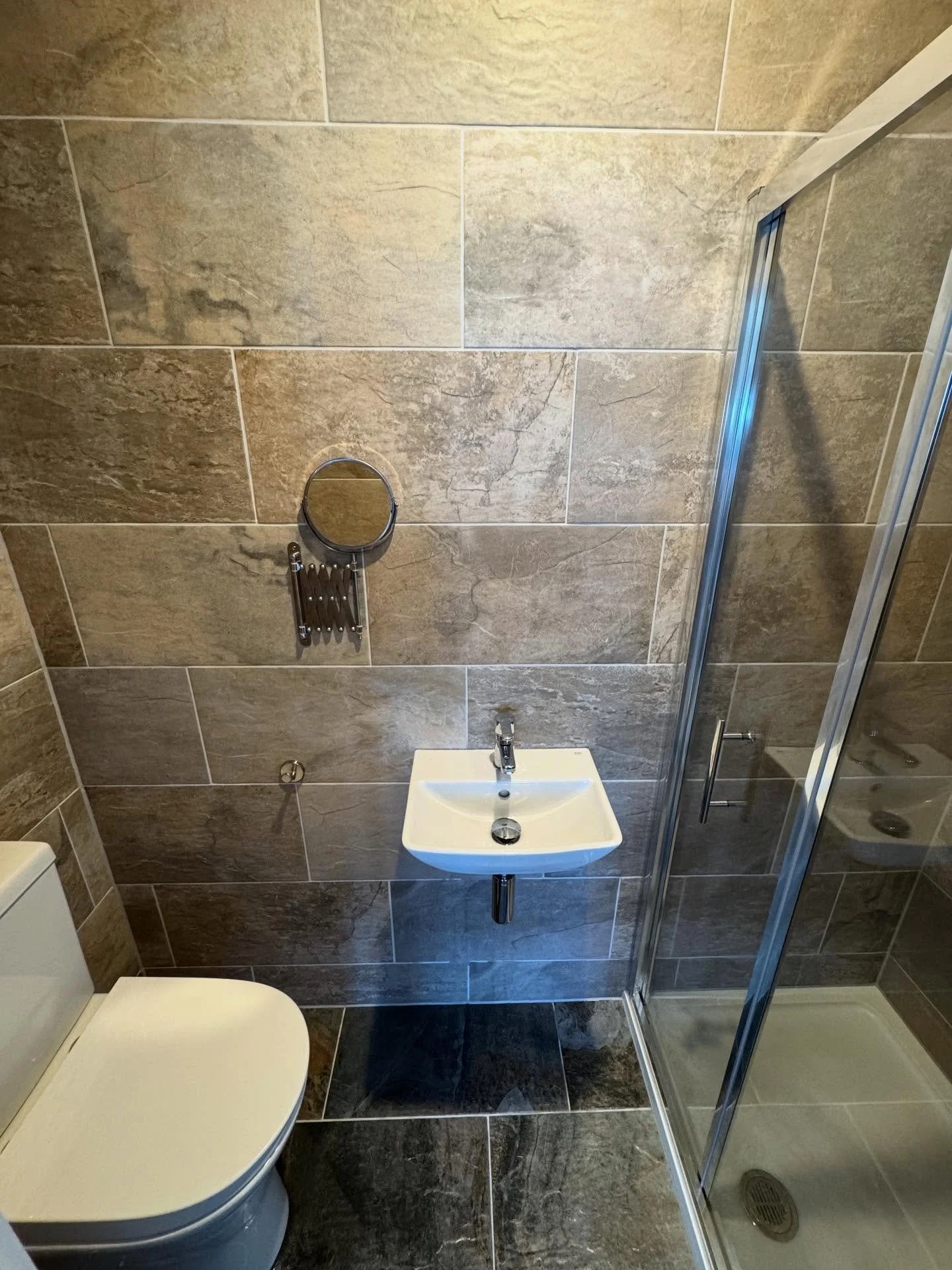 Small space, big transformation. This en-suite bathroom has been given a new lease of life. Say goodbye to that mould on the ceiling! Full works have been undertaken by us at Parallel. We enjoyed working on this project and our clients will enjoy usi