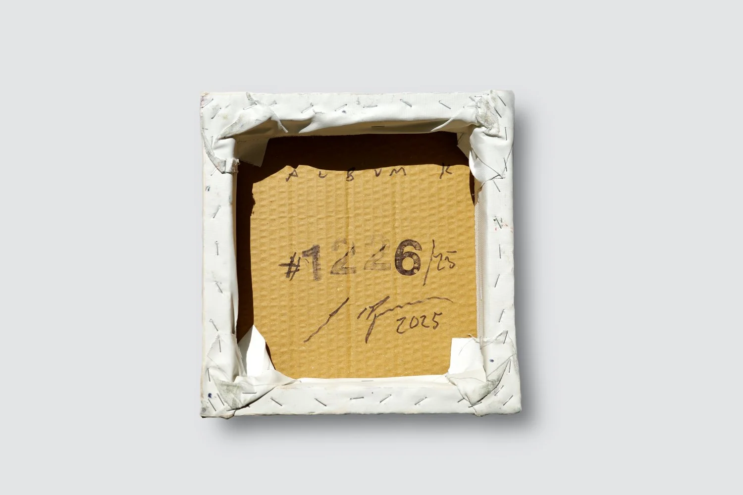 Gemälde Dirk Pleyer "ALBUM K 1226 | 25" (Rückseite), Leinwand auf Karton auf Holzrahmen vor grauem Hintergrund, 24 x 24 cm