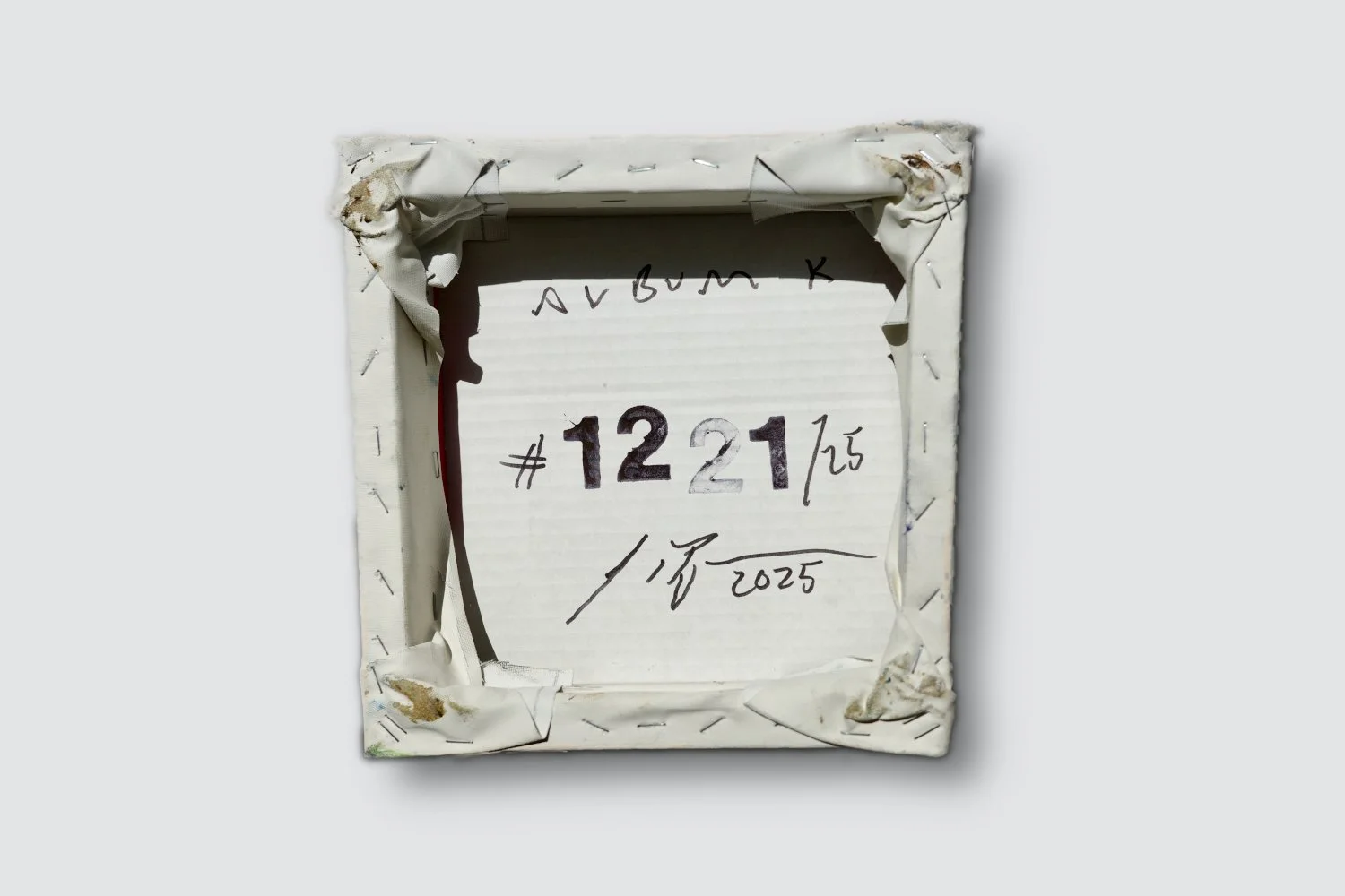 Gemälde Dirk Pleyer "ALBUM K 1221 | 25" (Rückseite), Leinwand auf Karton auf Holzrahmen vor grauem Hintergrund, 24 x 24 cm