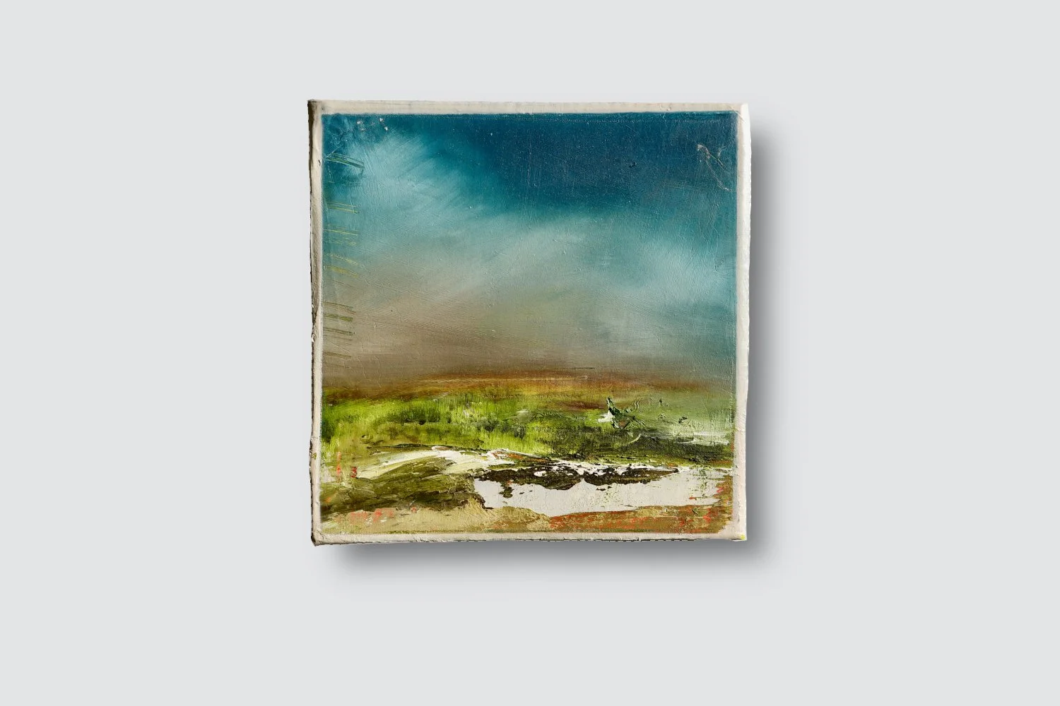 Gemälde Dirk Pleyer "ALBUM K 1213 | 25", abstrakte Landschaft, Öl auf Leinwand auf Karton in blau vor grauem Hintergrund, 24 x 24 cm