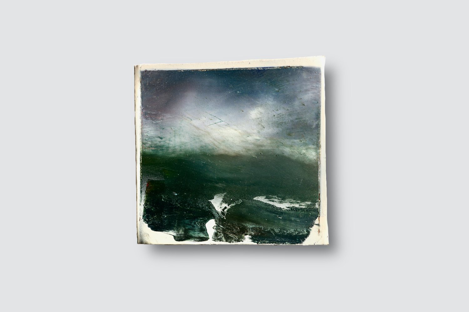 Gemälde Dirk Pleyer "ALBUM K 1217 | 25", abstrakte Landschaft, Öl auf Leinwand auf Karton in türkis vor grauem Hintergrund, 24 x 24 cm