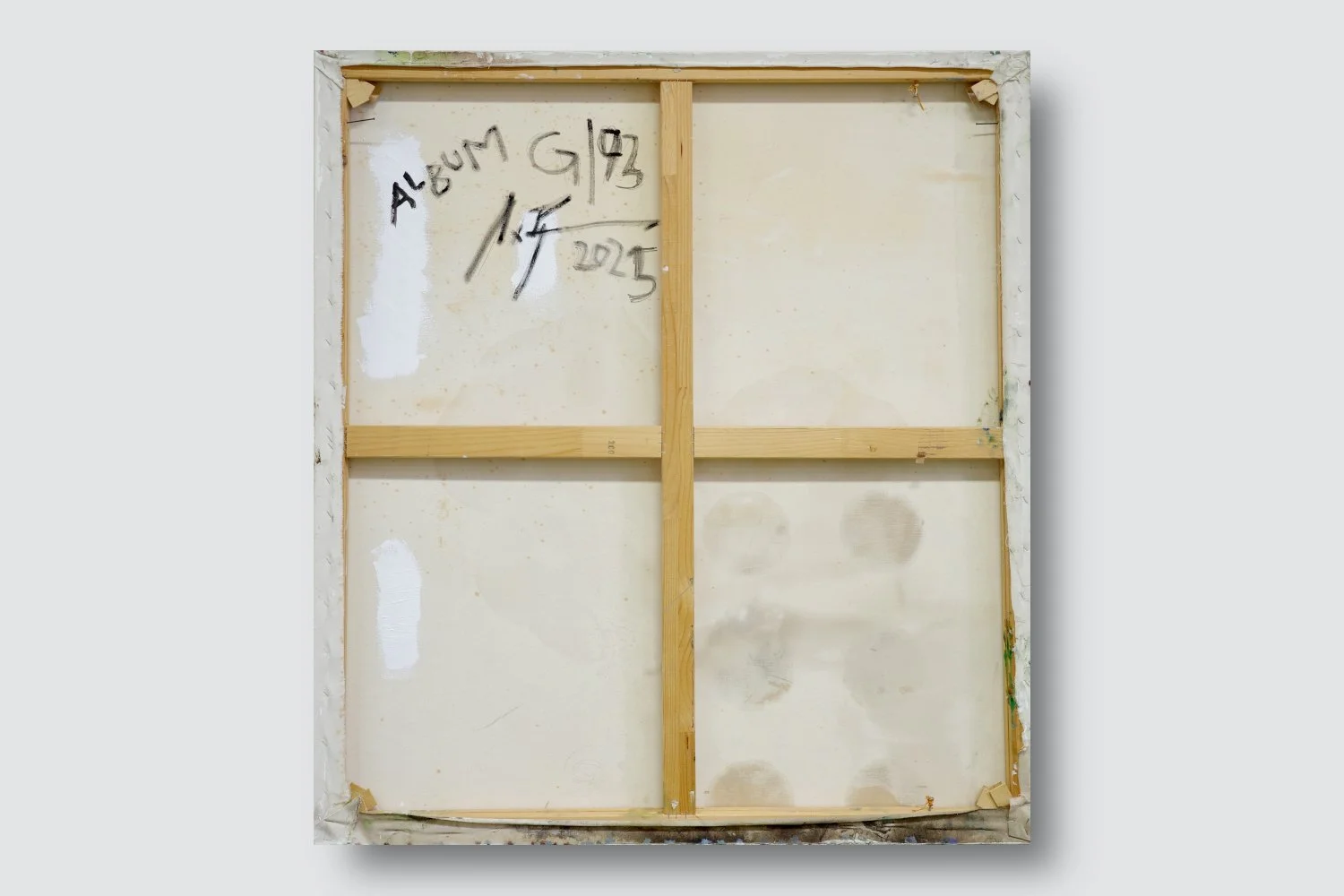 Gemälde Dirk Pleyer "ALBUM G 93 | 25" (Rückseite), Leinwand auf Holzrahmen vor grauem Hintergrund, 110 x 100 cm