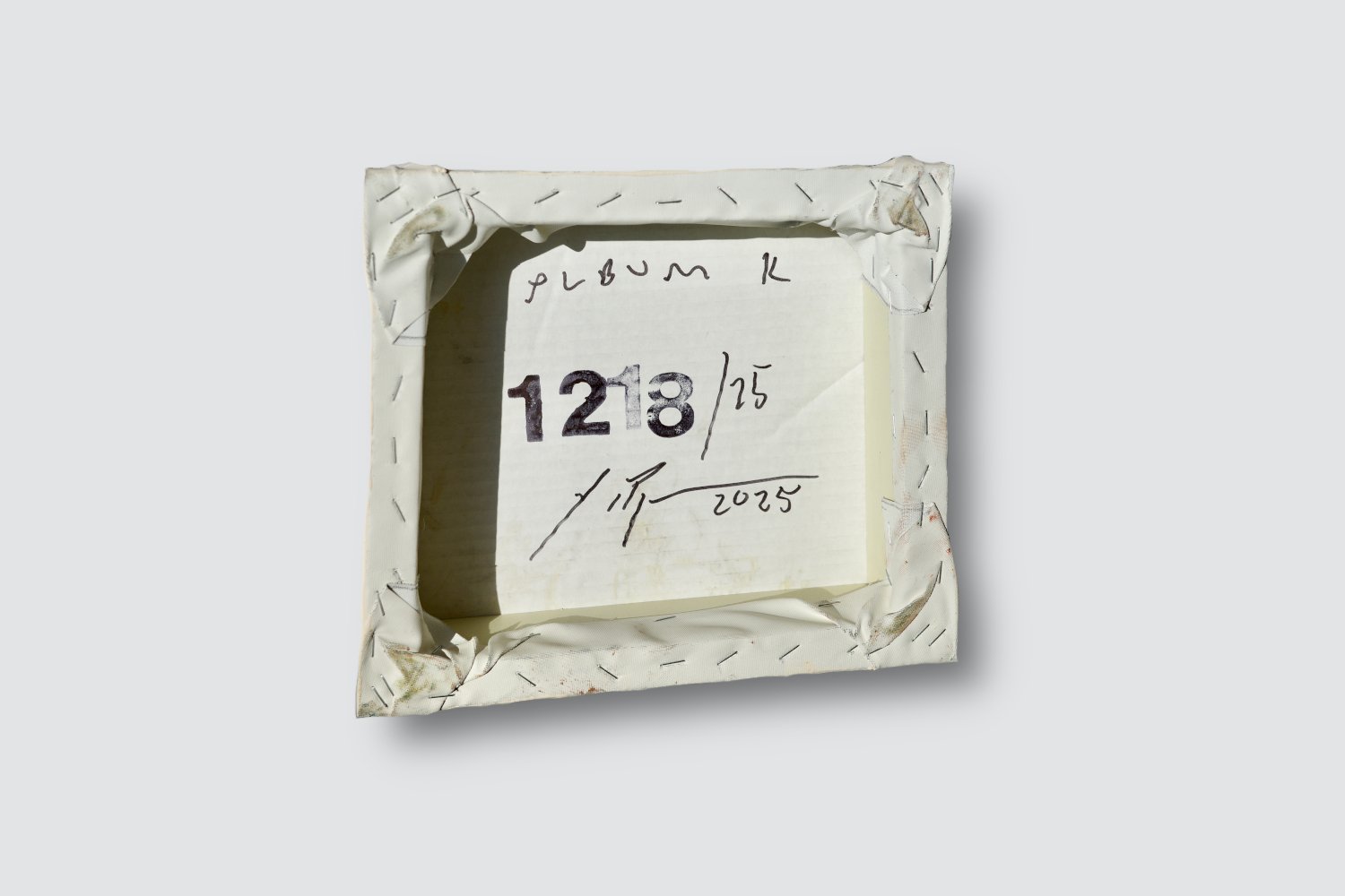 Gemälde Dirk Pleyer "ALBUM K 1218 | 25" (Rückseite), Leinwand auf Karton auf Holzrahmen vor grauem Hintergrund, 24 x 24 cm