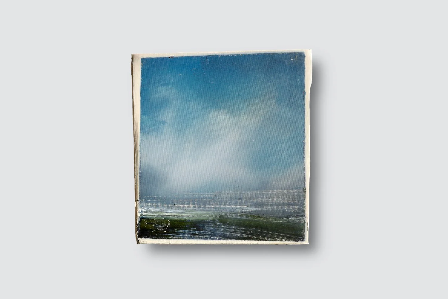 Gemälde Dirk Pleyer "ALBUM K 1228 | 25", abstrakte Landschaft, Öl auf Leinwand auf Karton in blau und grün vor grauem Hintergrund, 24 x 24 cm