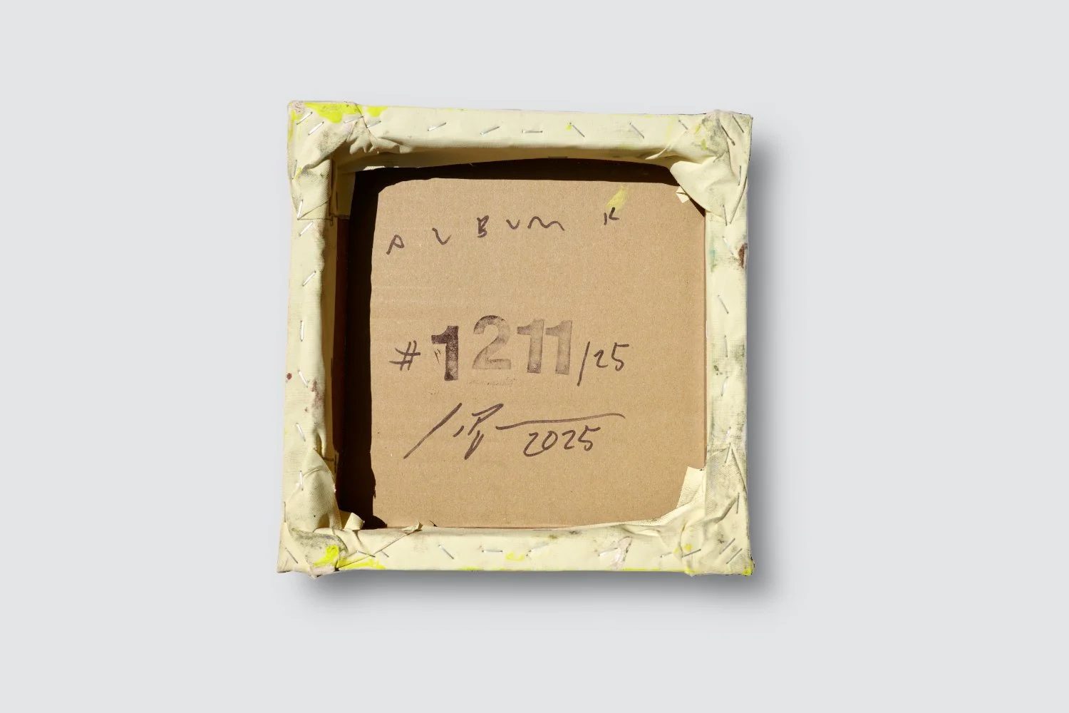 Gemälde Dirk Pleyer "ALBUM K 1211 | 25" (Rückseite), Leinwand auf Karton auf Holzrahmen vor grauem Hintergrund, 24 x 24 cm