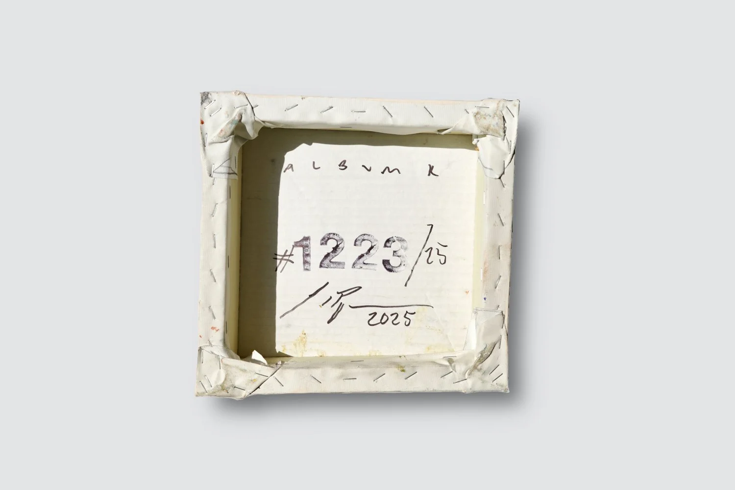 Gemälde Dirk Pleyer "ALBUM K 1223 | 25" (Rückseite), Leinwand auf Karton auf Holzrahmen vor grauem Hintergrund, 24 x 24 cm