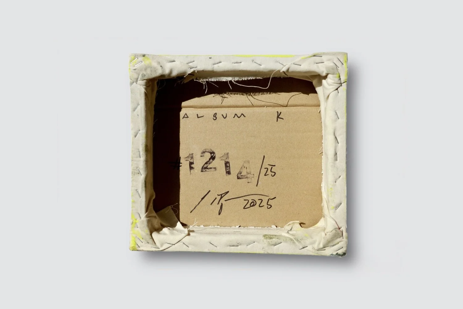 Gemälde Dirk Pleyer "ALBUM K 1214 | 25" (Rückseite), Leinwand auf Karton auf Holzrahmen vor grauem Hintergrund, 24 x 24 cm