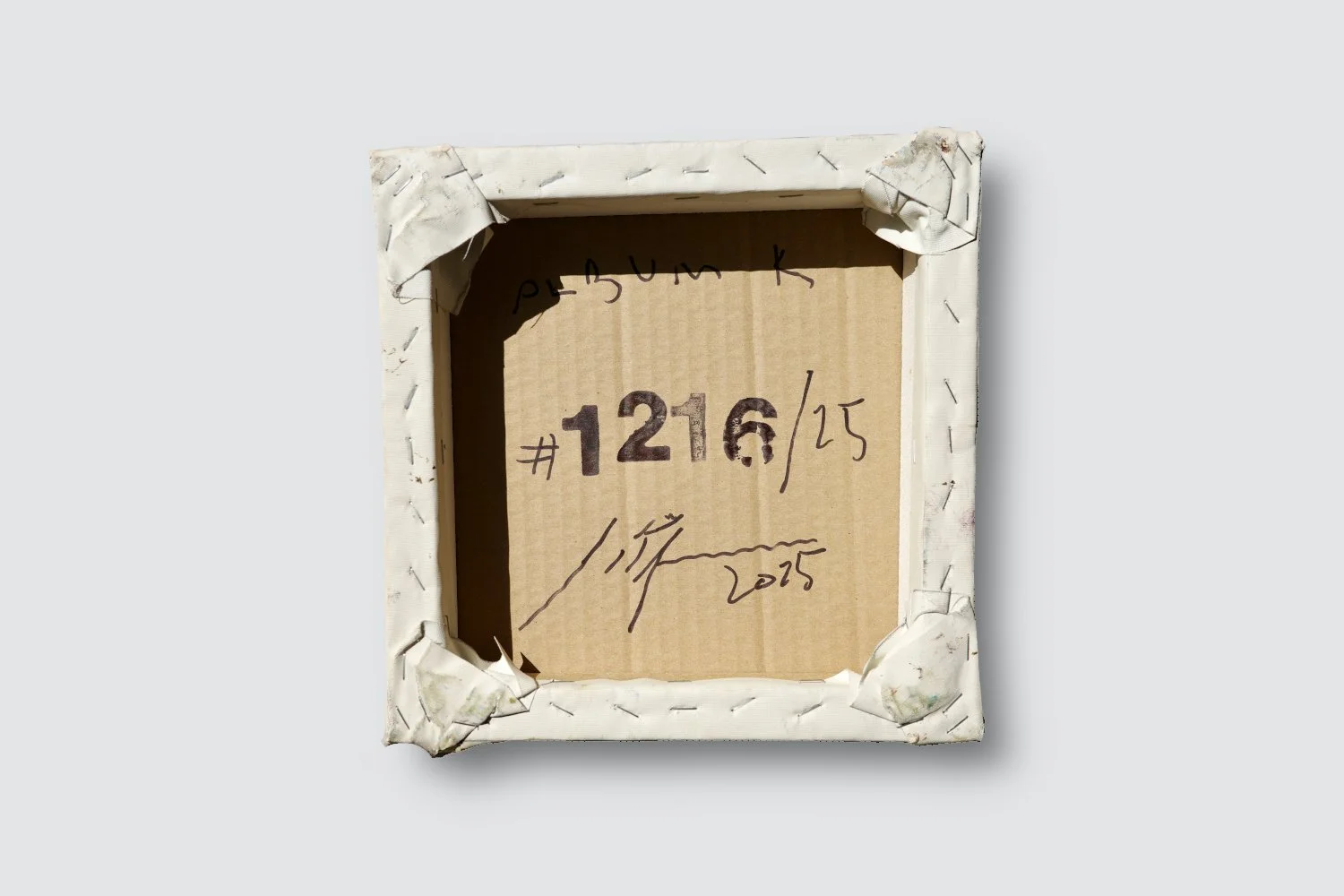 Gemälde Dirk Pleyer "ALBUM K 1216 | 25" (Rückseite), Leinwand auf Karton auf Holzrahmen vor grauem Hintergrund, 24 x 24 cm