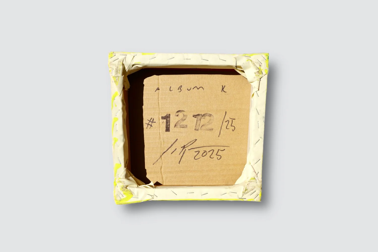 Gemälde Dirk Pleyer "ALBUM K 1212 | 25" (Rückseite), Leinwand auf Karton auf Holzrahmen vor grauem Hintergrund, 24 x 24 cm