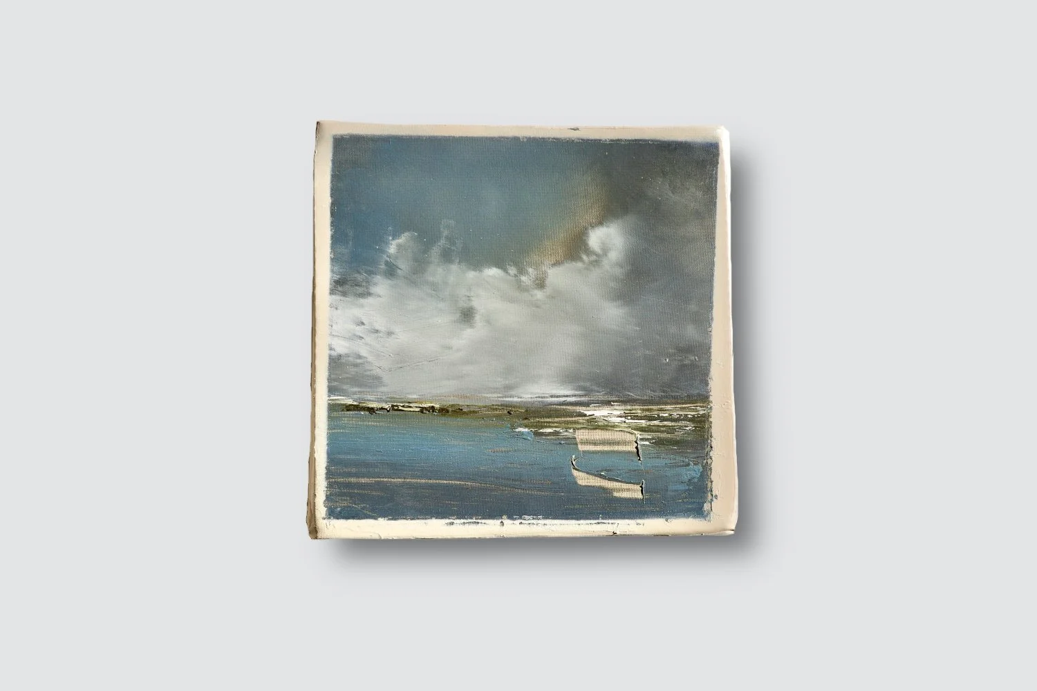 Gemälde Dirk Pleyer "ALBUM K 1227 | 25", abstrakte Landschaft, Öl auf Leinwand auf Karton in blau vor grauem Hintergrund, 24 x 24 cm