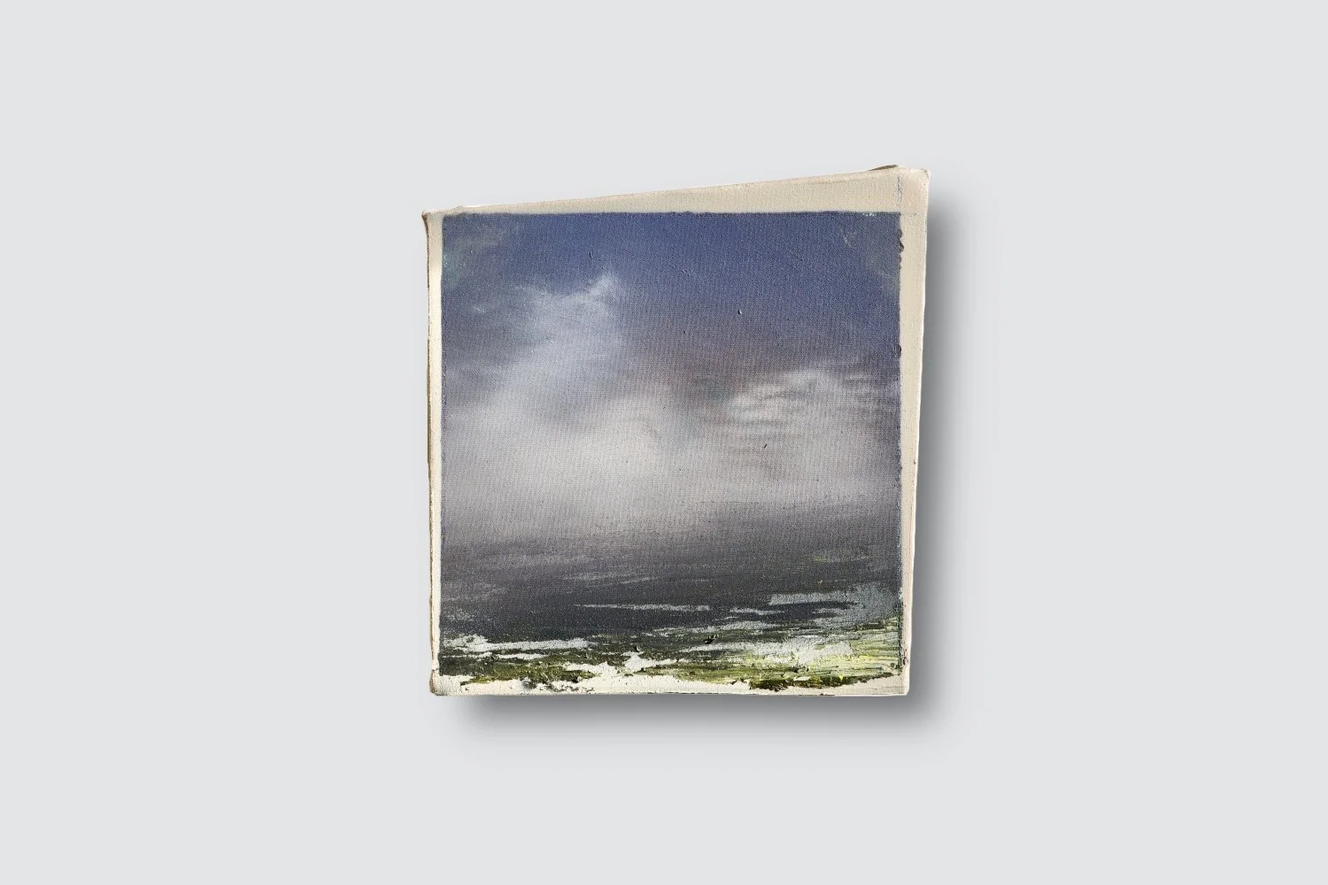 Gemälde Dirk Pleyer "ALBUM K 1222 | 25", abstrakte Landschaft, Öl auf Leinwand auf Karton in blau vor grauem Hintergrund, 24 x 24 cm