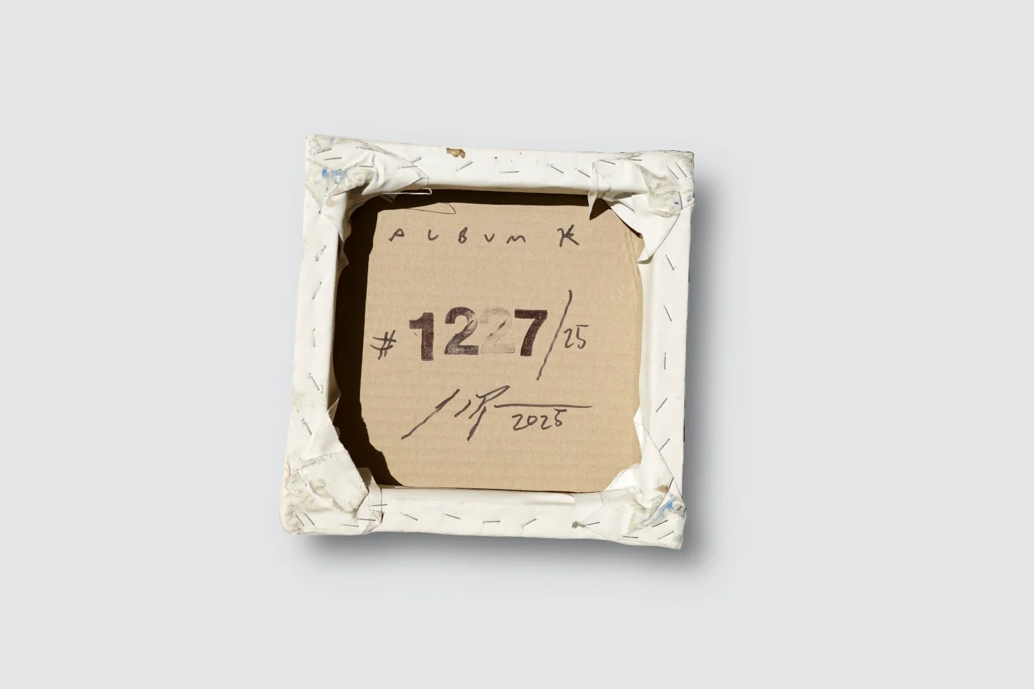 Gemälde Dirk Pleyer "ALBUM K 1227 | 25" (Rückseite), Leinwand auf Karton auf Holzrahmen vor grauem Hintergrund, 24 x 24 cm