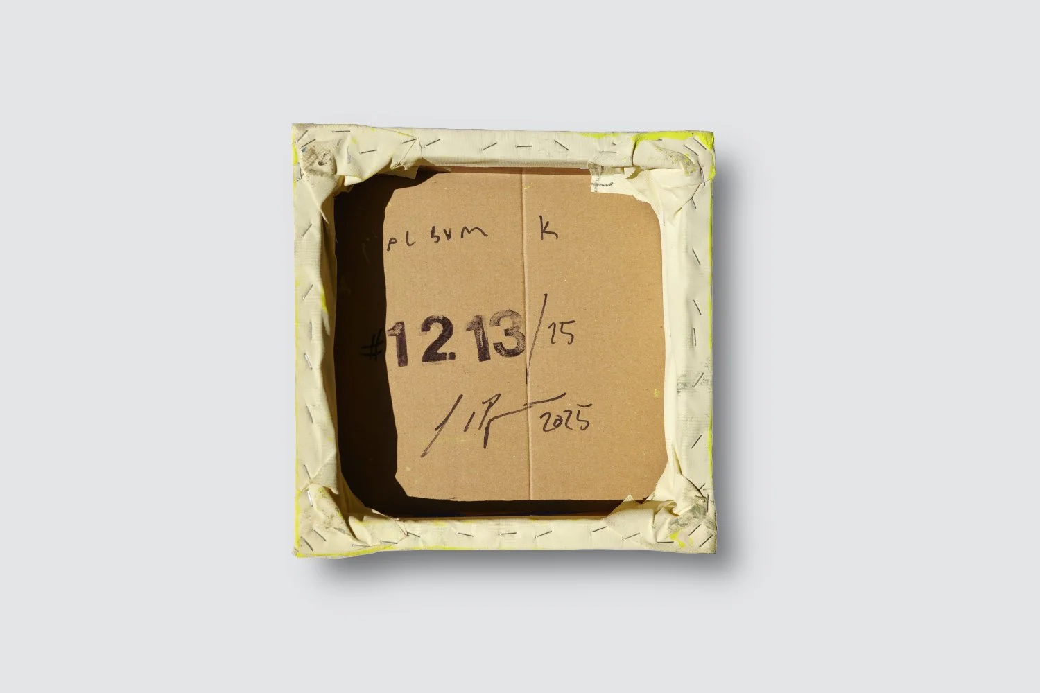 Gemälde Dirk Pleyer "ALBUM K 1213 | 25" (Rückseite), Leinwand auf Karton auf Holzrahmen vor grauem Hintergrund, 24 x 24 cm