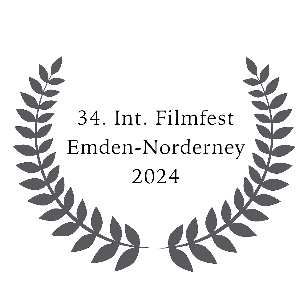 Plakat für den 34. Internationalen Filmfestival Emden-Norderney 2024, mit einer grauen Lorbeergirlande