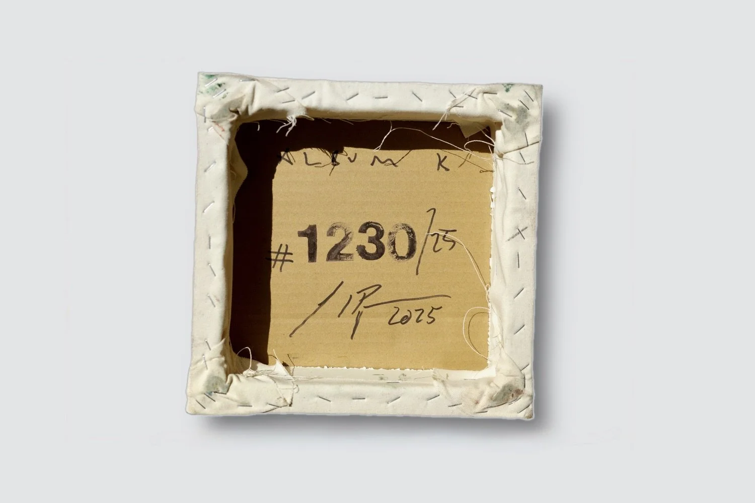 Gemälde Dirk Pleyer "ALBUM K 1230 | 25" (Rückseite), Leinwand auf Karton auf Holzrahmen vor grauem Hintergrund, 24 x 24 cm