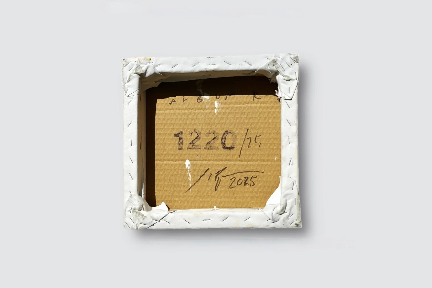 Gemälde Dirk Pleyer "ALBUM K 1220 | 25" (Rückseite), Leinwand auf Karton auf Holzrahmen vor grauem Hintergrund, 24 x 24 cm