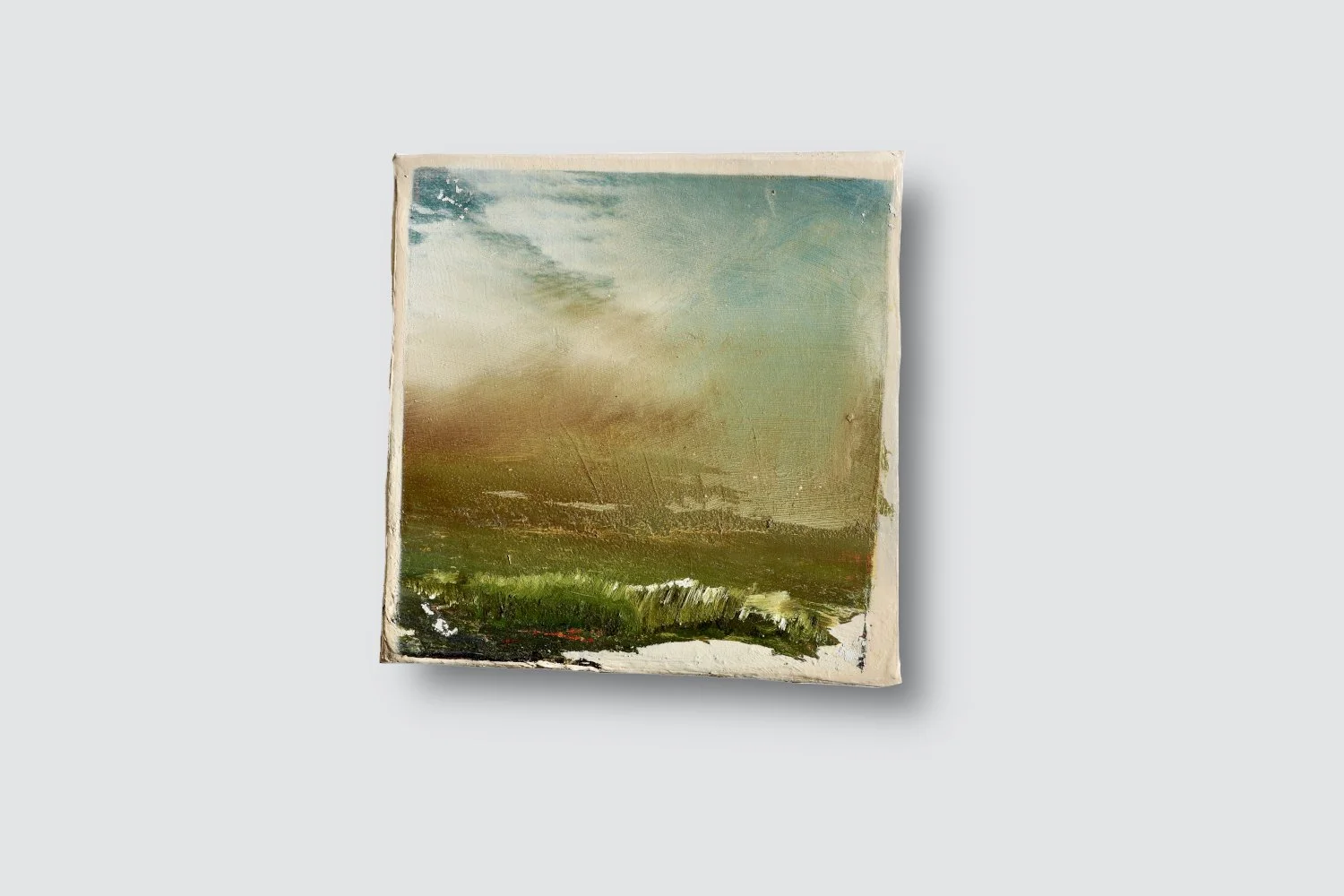 Gemälde Dirk Pleyer "ALBUM K 1211 | 25", abstrakte Landschaft, Öl auf Leinwand auf Karton in grün und braun vor grauem Hintergrund, 24 x 24 cm