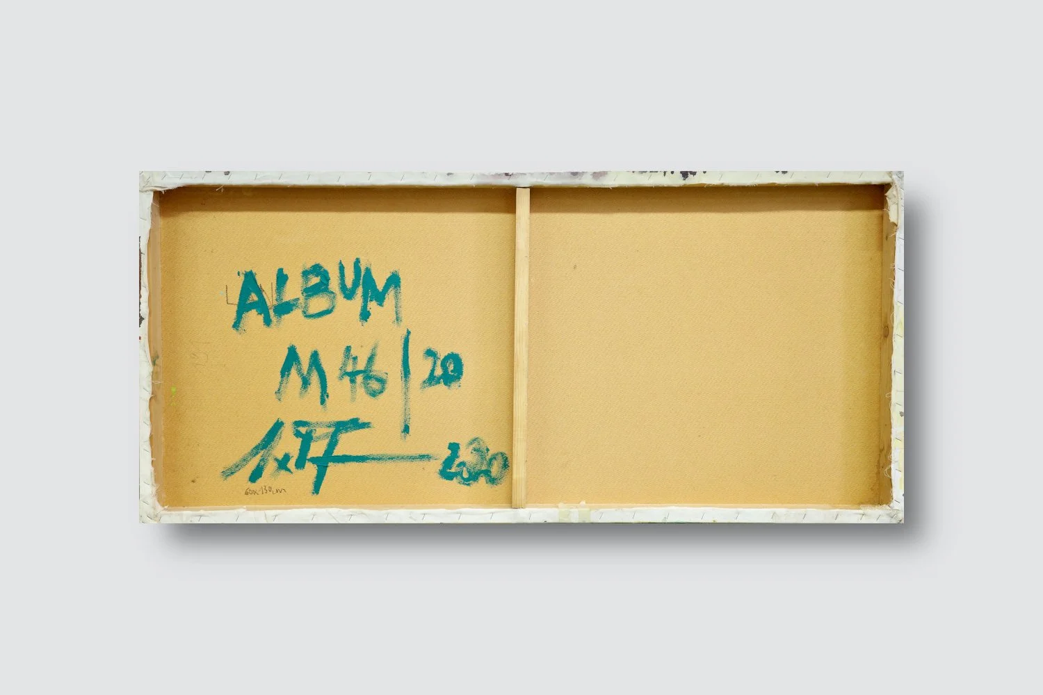 Gemälde Dirk Pleyer "ALBUM M 46 | 20" (Rückseite), Leinwand auf Holzrahmen vor grauem Hintergrund, 60 x 130 cm