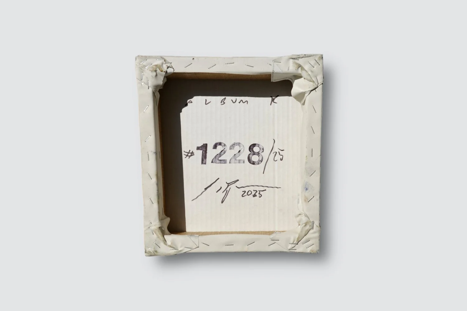 Gemälde Dirk Pleyer "ALBUM K 1228 | 25" (Rückseite), Leinwand auf Karton auf Holzrahmen vor grauem Hintergrund, 24 x 24 cm