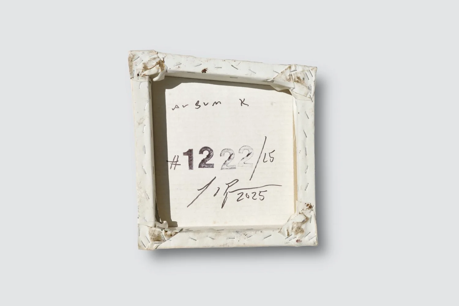 Gemälde Dirk Pleyer "ALBUM K 1222 | 25" (Rückseite), Leinwand auf Karton auf Holzrahmen vor grauem Hintergrund, 24 x 24 cm