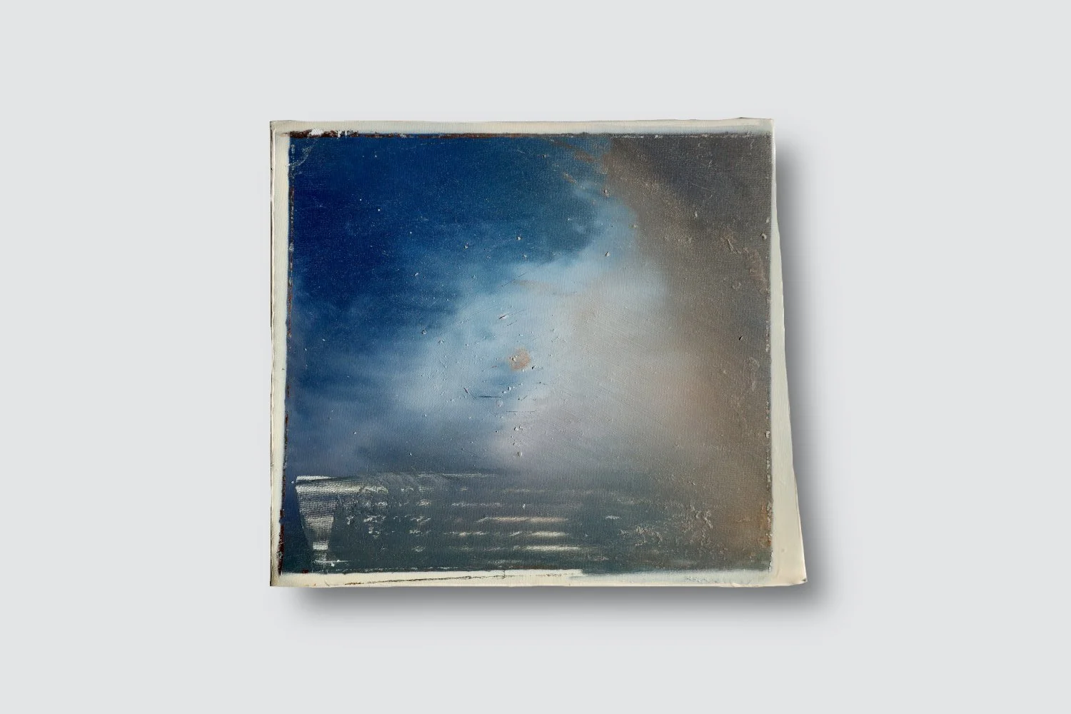 Gemälde Dirk Pleyer "ALBUM K 1218 | 25", abstrakte Landschaft, Öl auf Leinwand auf Karton in blau vor grauem Hintergrund, 24 x 24 cm