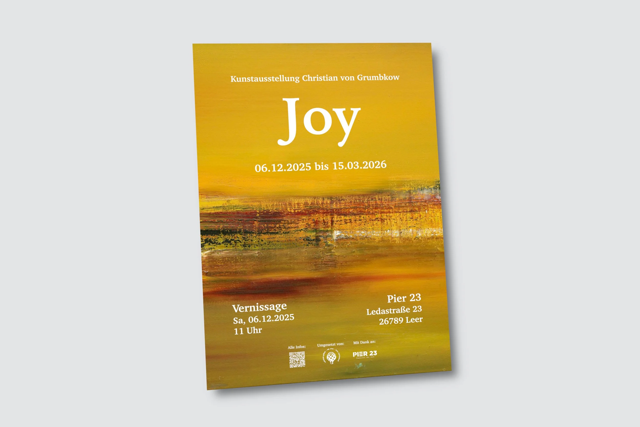 Ein Plakat für eine Kunstausstellung namens 'Joy' von Christian von Grumbkow, mit Datum vom 06.12.2025 bis 15.03.2026, Eröffnung am 06.12.2025 um 11 Uhr, Standort Pier 23, Ledastraße 23, 26789 Leer, mit künstlerischem Hintergrundbild in Gelb- und Rottönen.