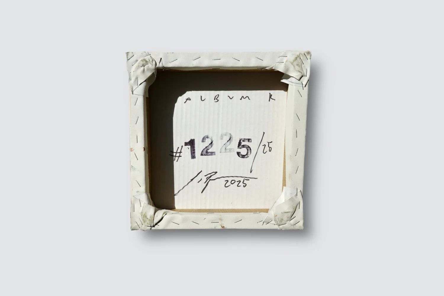 Gemälde Dirk Pleyer "ALBUM K 1225 | 25" (Rückseite), Leinwand auf Karton auf Holzrahmen vor grauem Hintergrund, 24 x 24 cm