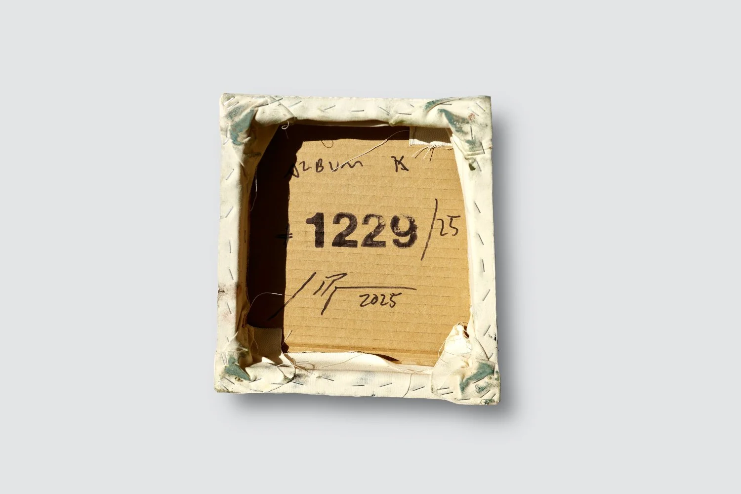 Gemälde Dirk Pleyer "ALBUM K 1229 | 25" (Rückseite), Leinwand auf Karton auf Holzrahmen vor grauem Hintergrund, 24 x 24 cm