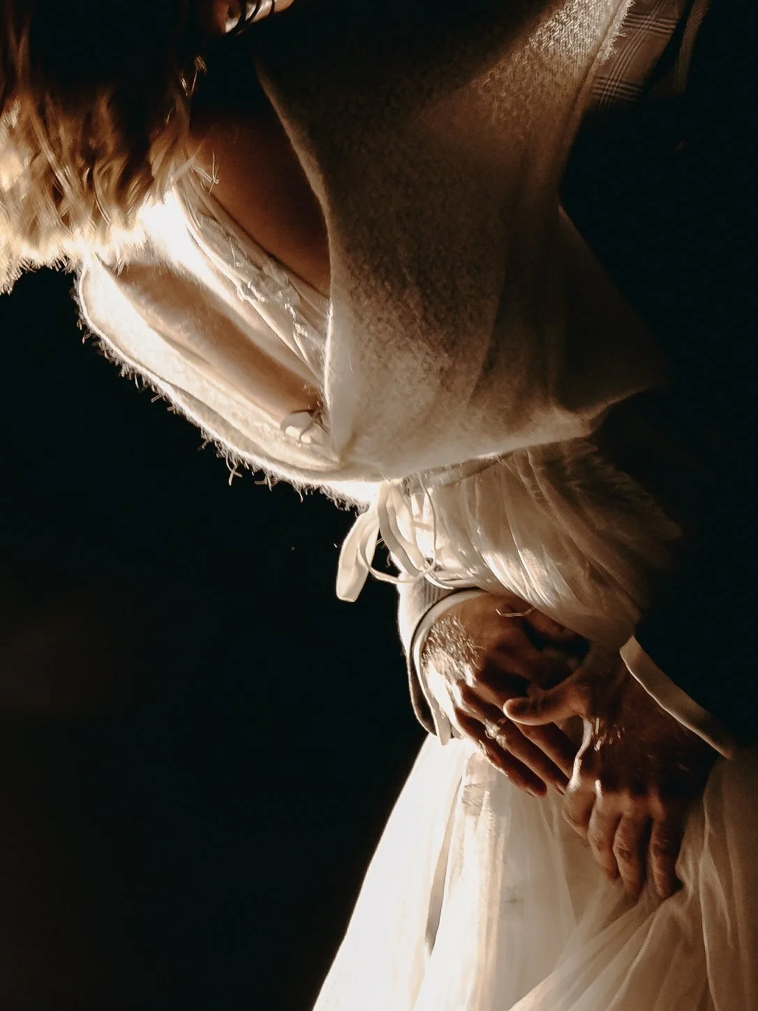 &bull;Něm&eacute; letm&eacute; doteky, kter&eacute; toho řeknou mnohem v&iacute;c než tis&iacute;c slov 💍✨ 
Mal&eacute; okamžiky pln&eacute; emoc&iacute; jsou nepřekonateln&eacute;. Na svatebn&iacute;ch fotk&aacute;ch se snaž&iacute;m vždy zachytit 