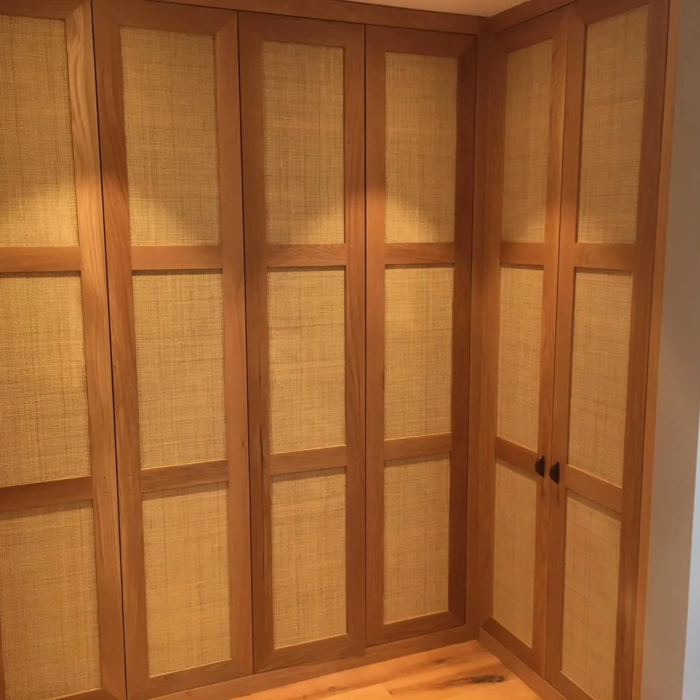 Handcrafted rattan doors with detailed oak interiors. Discreet LED lighting from @hafeleuk elevates the everyday.
⁠
Bespoke design. Considered materials. Quiet luxury. Delivered by INTEKA.
⁠
#bespokejoinery #custominterior #JoineryDesign #CraftedSpac