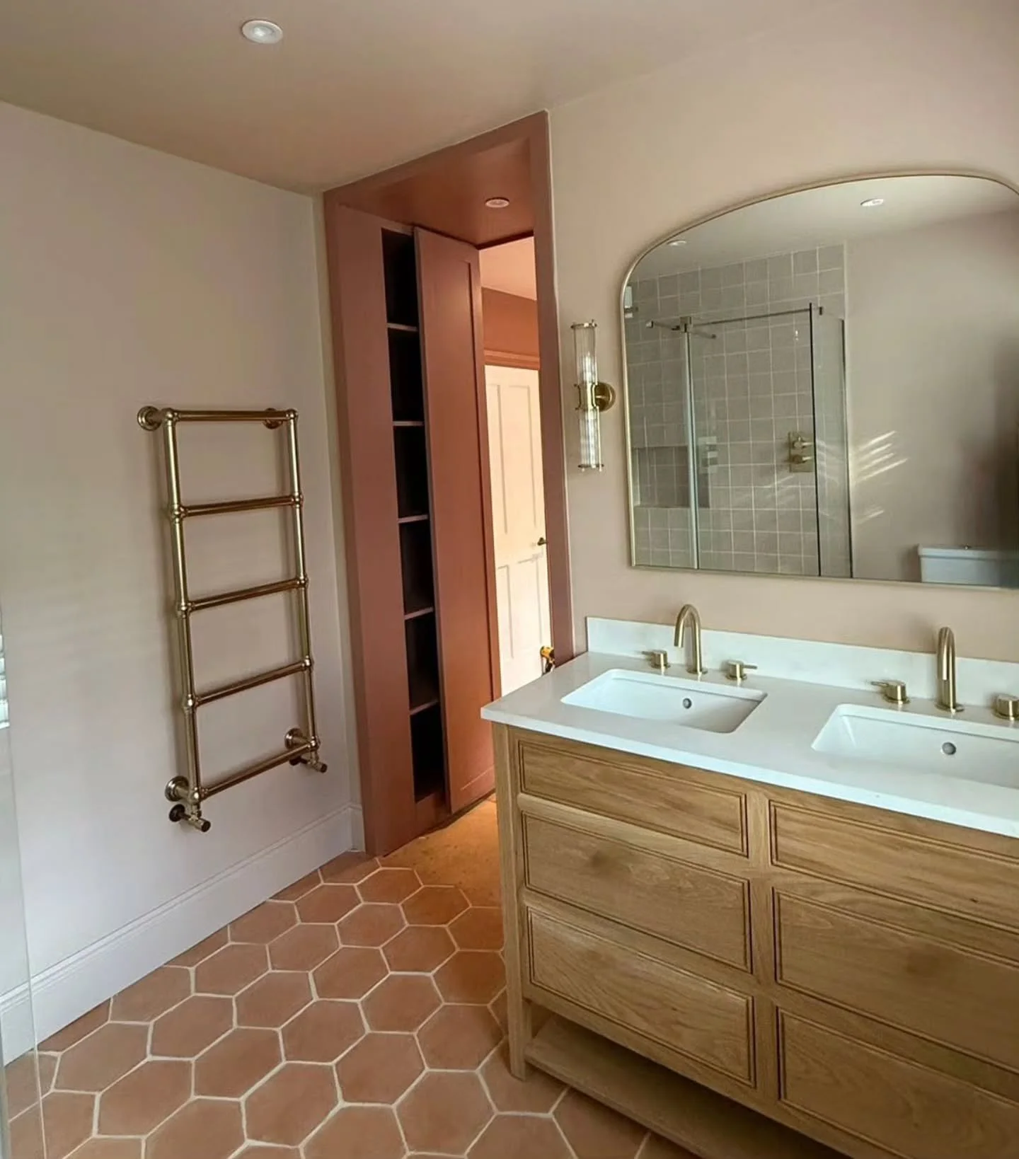 ✨ New Ensuite Reveal ✨ 

Part of our full refurbishment project in Chiswick, our GRAPHENE team transformed a small box room into this beautiful ensuite bathroom. The entrance is cleverly concealed within the master bedroom wardrobes &ndash; custom bu