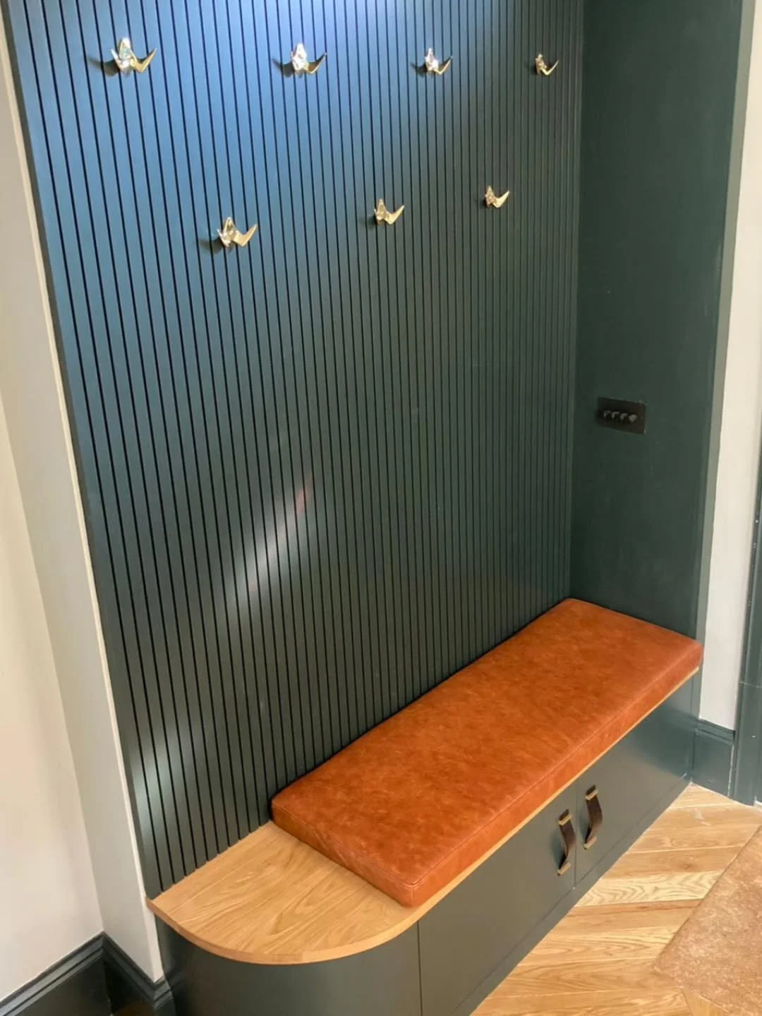 A custom bench seat from INTEKA combining comfort, function, and craftsmanship. Featuring a padded leather perch perfect for slipping on your shoes, hidden storage underneath, and striking grooved panelling finished with sculpted brass hooks.
⠀
#home