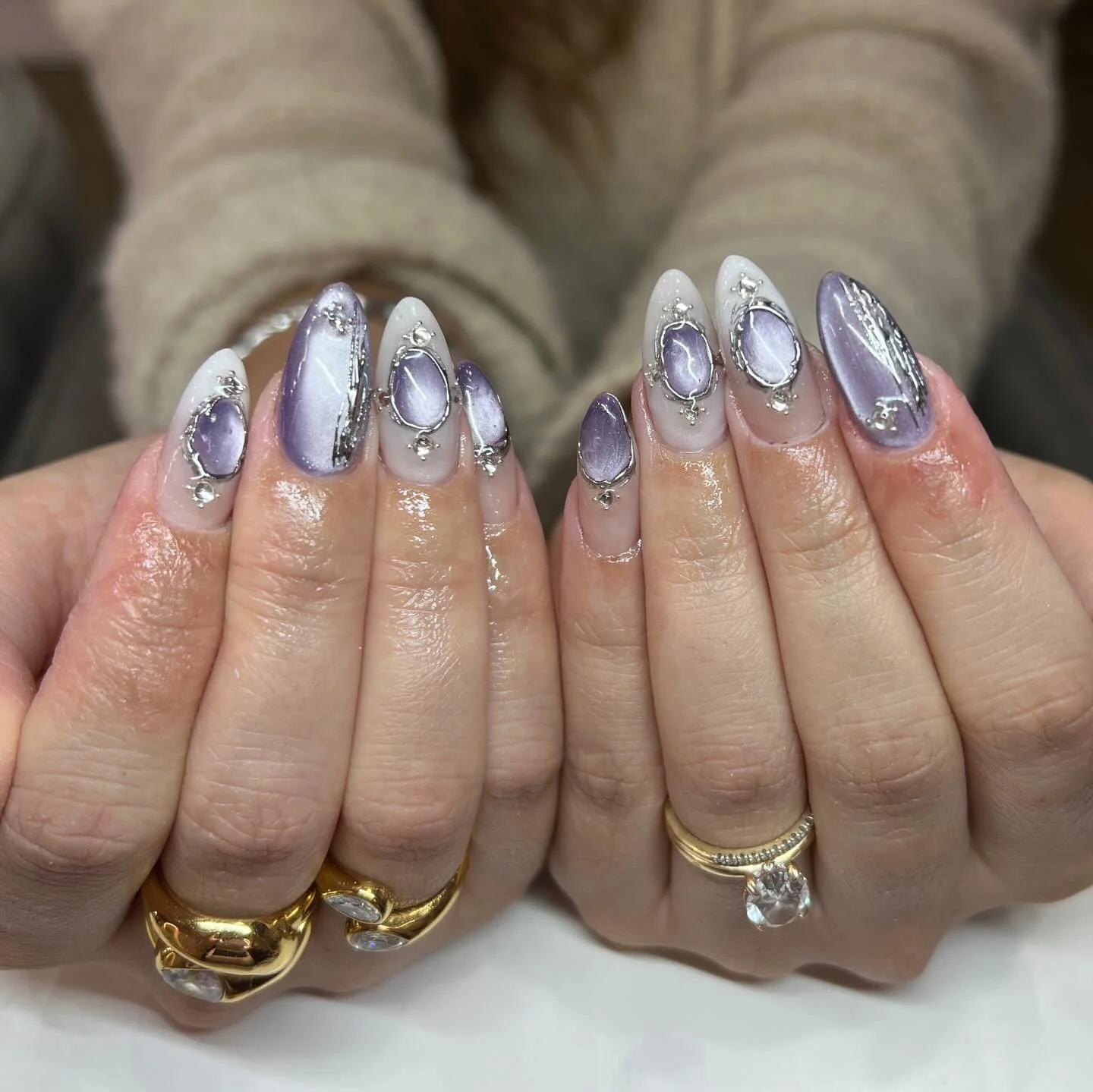 Nailed it with this purple cat-eye chrome look! 💅 🥰 By Cindy