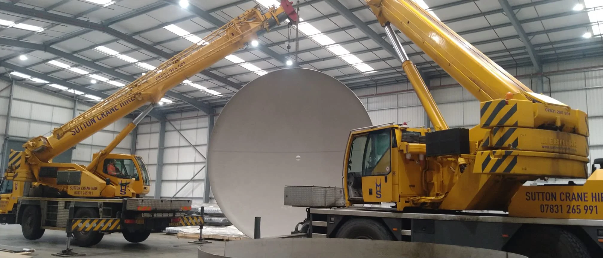 Indoor contract lift of a radio telescope