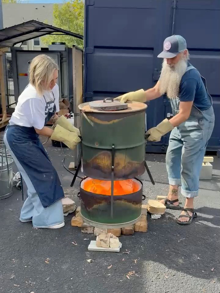 Obvara and Raku firing with @kilnfolkclay 🫶🏻
Some masks, a lot of vessels, and a couple sculptures as well 💅
 
#obvara #raku #ceramicsofinstagram #pottery #sculptureart #portlandoregon #vancouverwashington