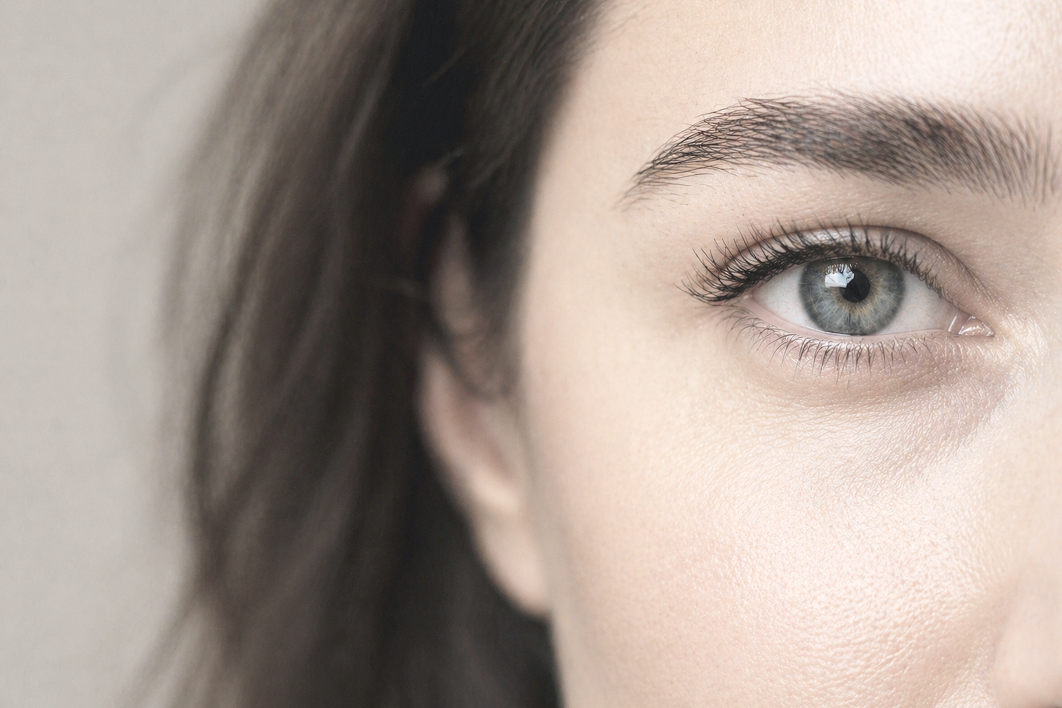 close up of en eye and an eyebrow of a woman with blured background