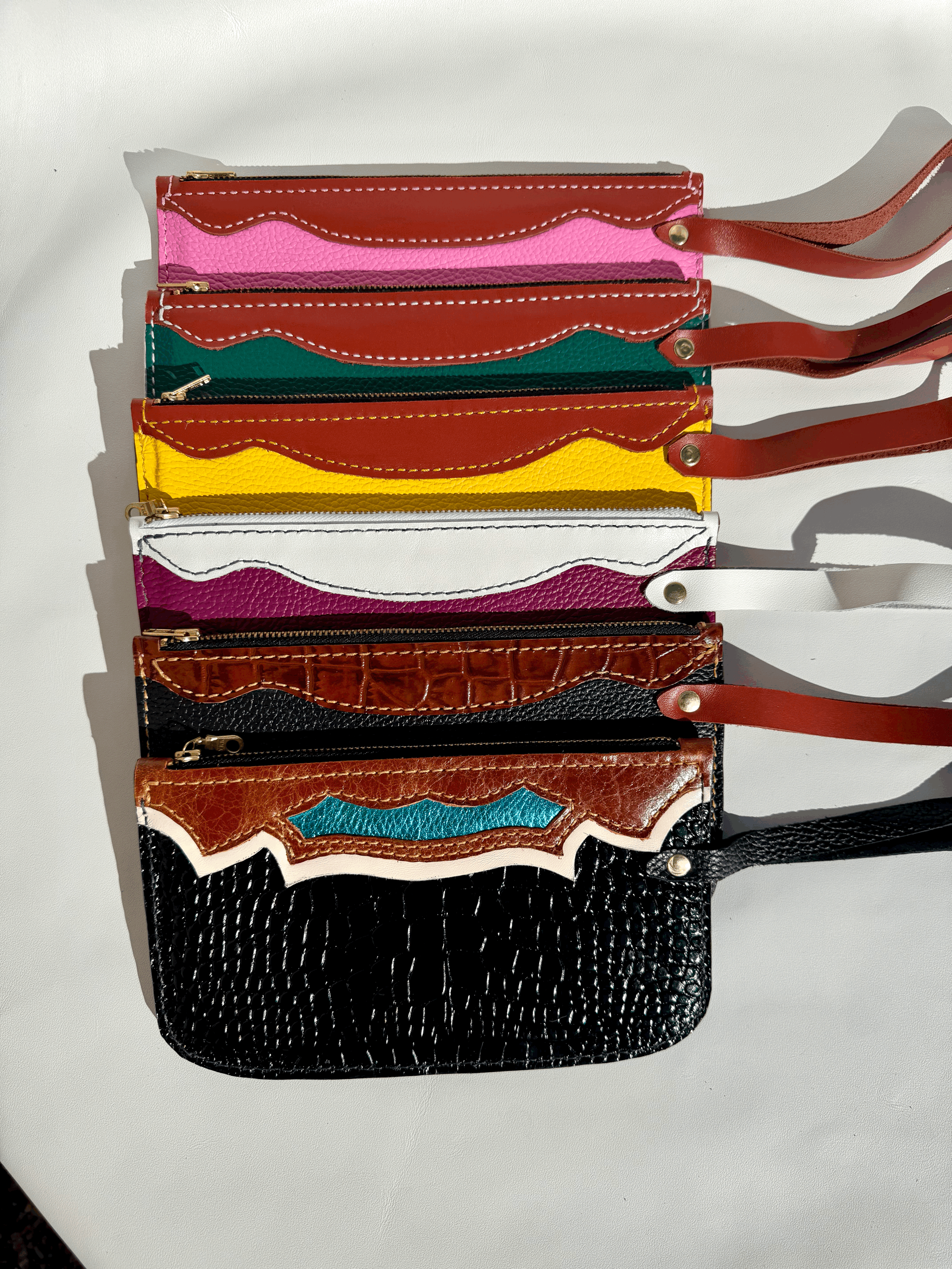 Zipper wristlet clutch