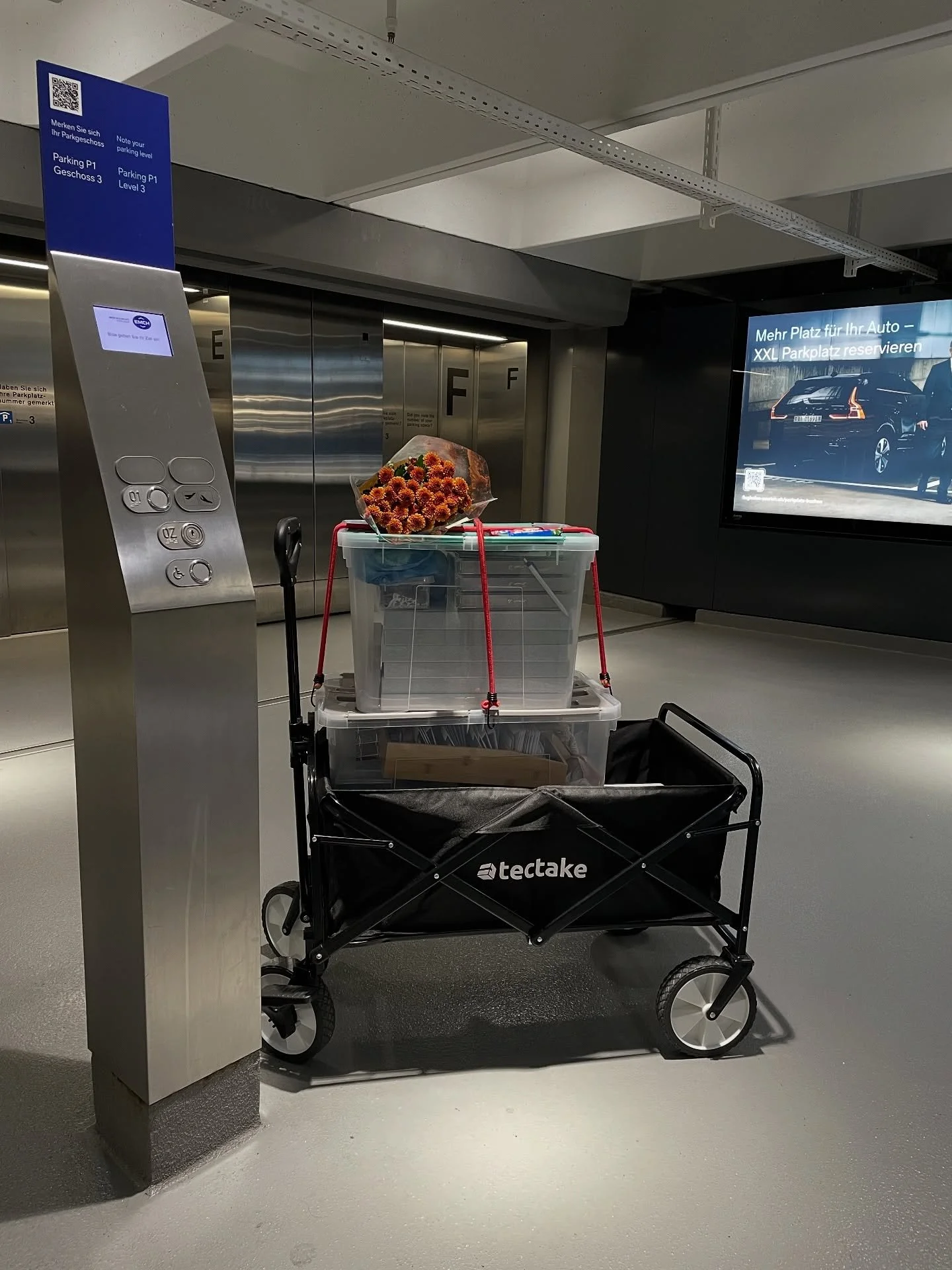 Team Event with 12 girls
🍕and beads at the 🛫

❤️&zwj;🔥 merci f&uuml;r die sch&ouml;ne Blu&auml;me 😍

#flughafenz&uuml;rich 
#beadjewelry #beads #beadsjewelry #beadsnecklace #beadswork #chr&auml;lleli #perlen #diy #handmade #handmadejewelry #metim