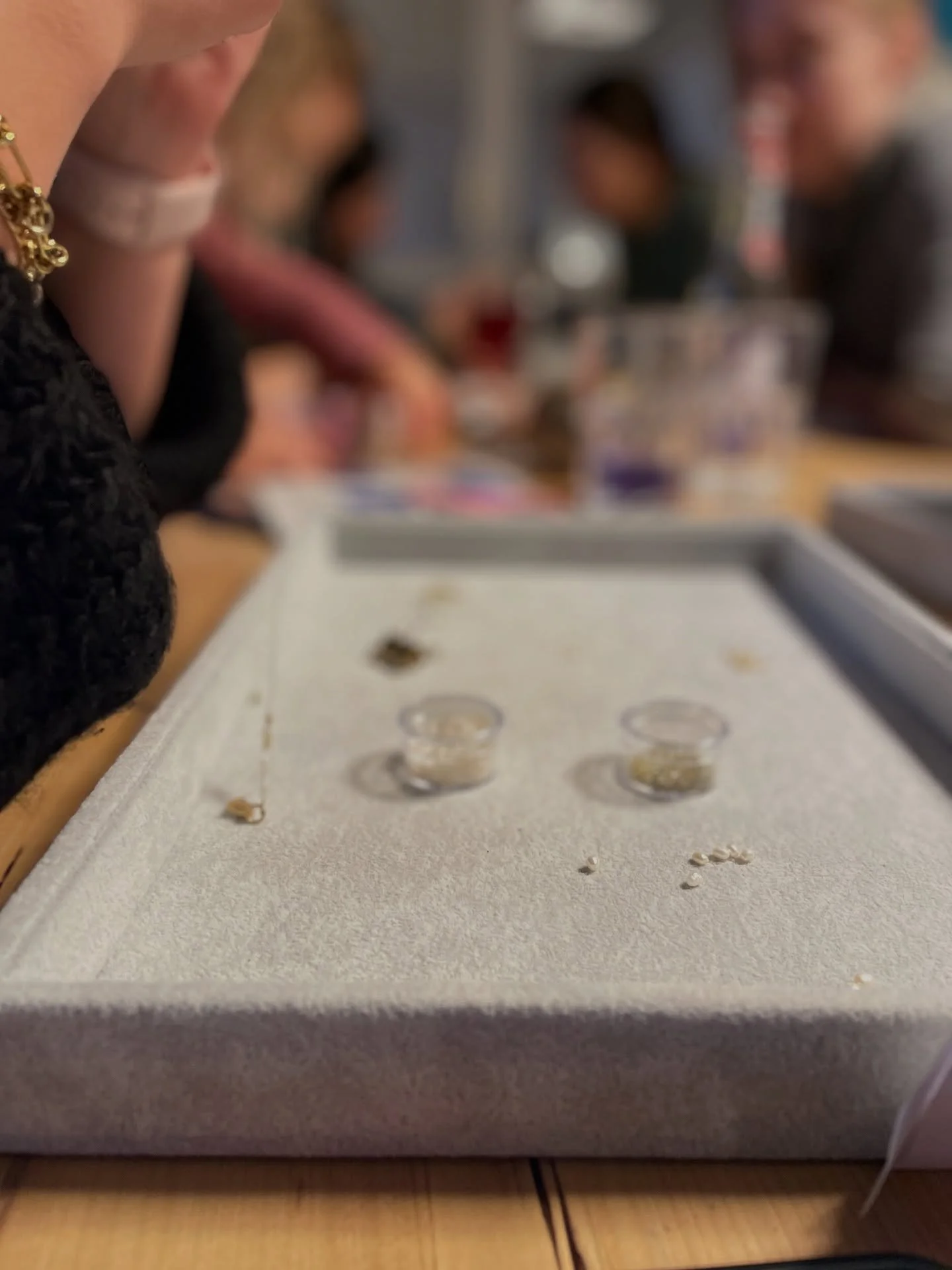 Beads session - in der Fassbeiz. 
💓 richtig kreative M&auml;dels 🫶🏼

#beadjewelry #beads #beadsjewelry #beadsnecklace #beadswork #chr&auml;lleli #perlen #diy #handmade #handmadejewelry #metime💕 #workshop #winterthur #homeevent #friend #workshop