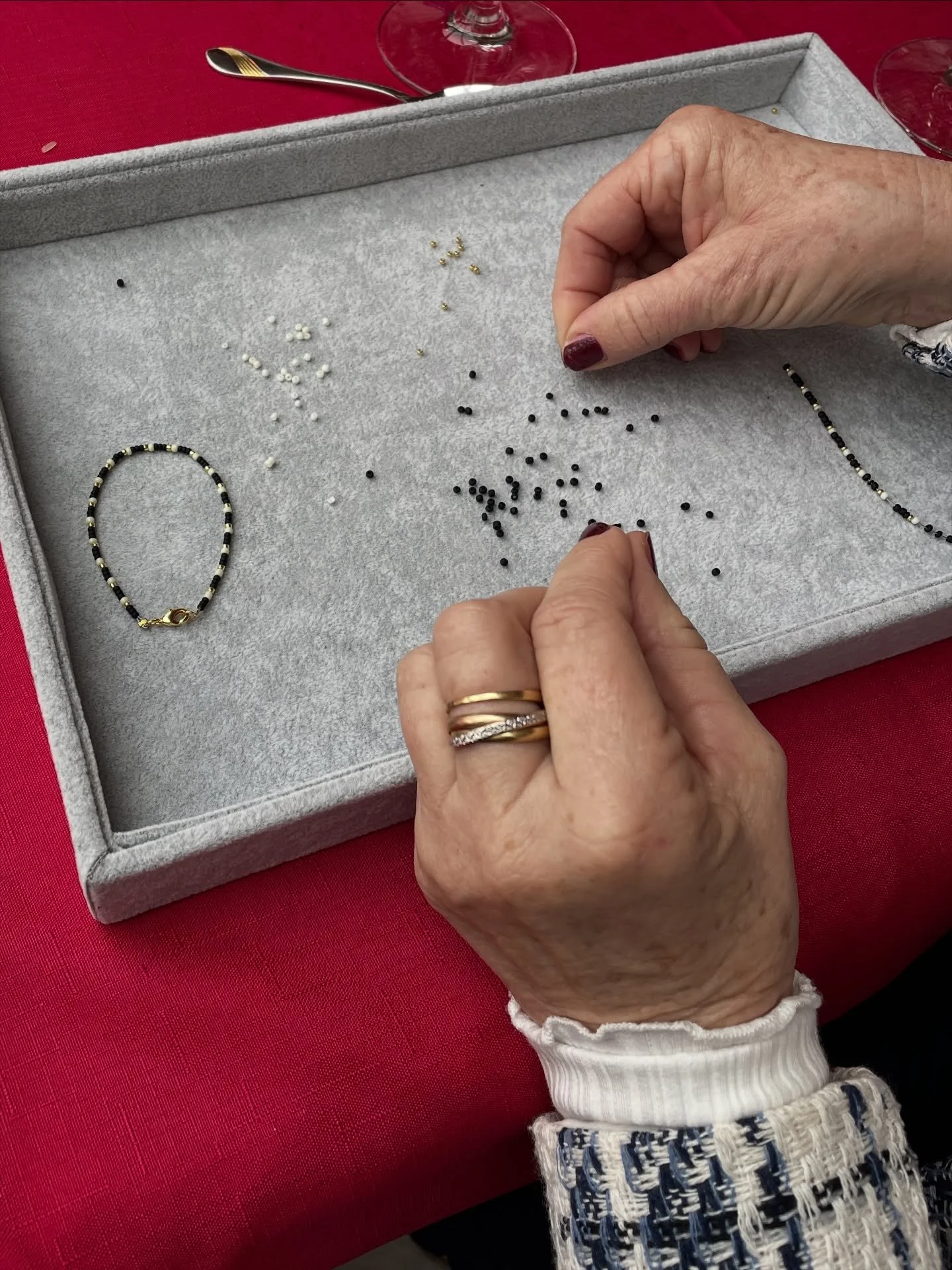 Cousinen-Treff 💓
Mittagstief? Kennen wir nicht.
Lesebrille auf, Perlen raus &ndash; Frauen um die 60 in kreativer Mission 🤓✨

#familytime #homeworkshop #beadjewelry #beads #beadsjewelry #beadsnecklace #beadswork #chr&auml;lleli #perlen #diy #handma