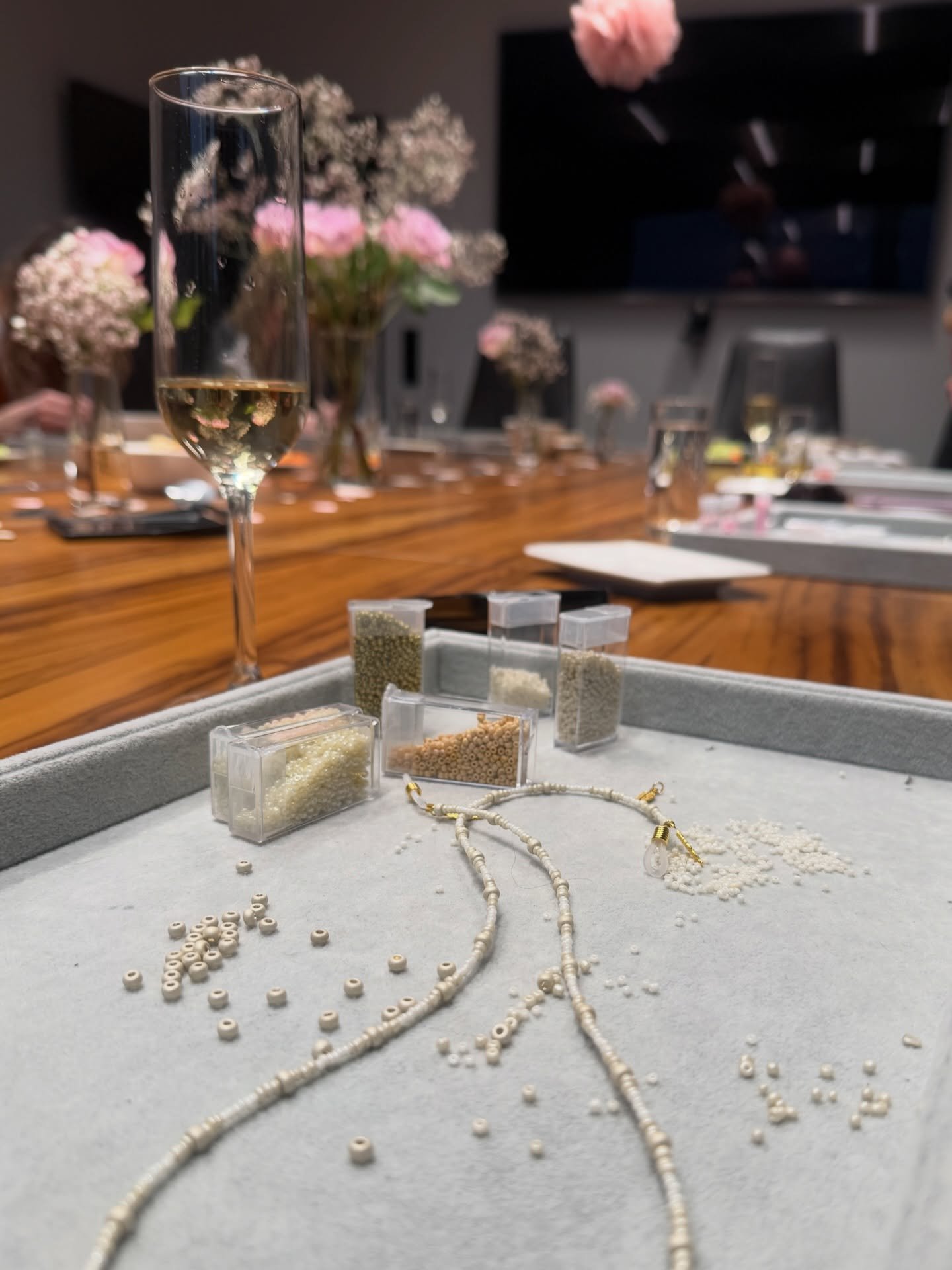 👰🏼&zwj;♀️🍾 

💞 alles Liebi f&uuml;rs zuek&uuml;nftige Ehepaar! 

Merci f&uuml;r d Bu&auml;chig liebi M. 😘

#beads #bacheloretteparty #girls #workshop #friendship