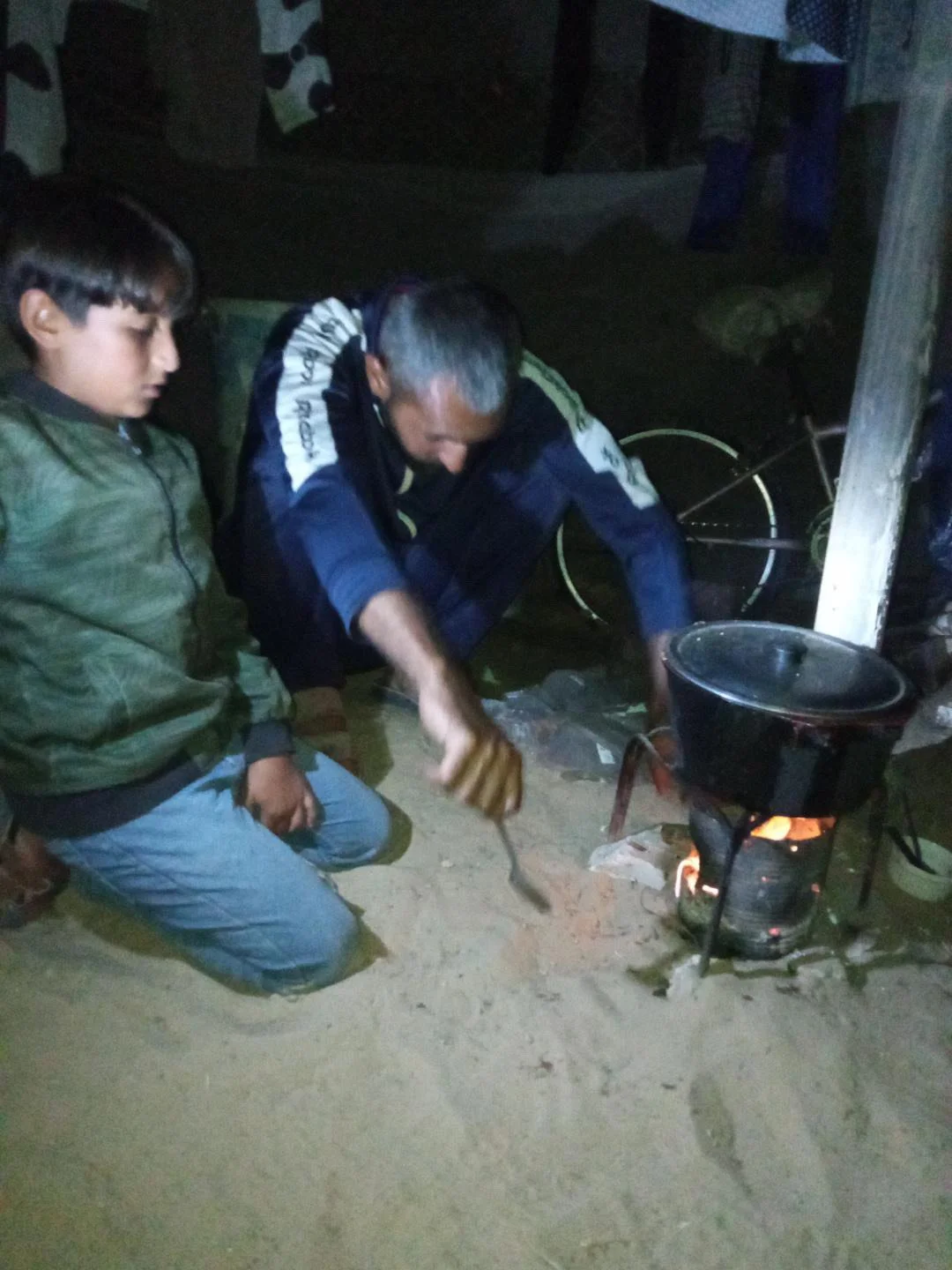 Fadi Qadih Gaza Cooking Over Sand 12-09-25.jpeg
