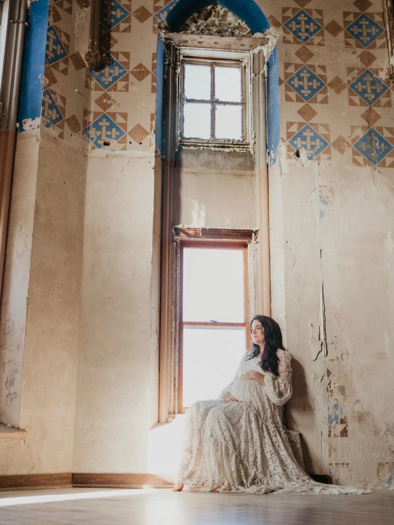 The Angel Room of an old church 🤍
one of the most beautiful, sacred spaces I&rsquo;ve ever photographed in&hellip;
Mama&rsquo;s glow met the light and something felt almost heavenly